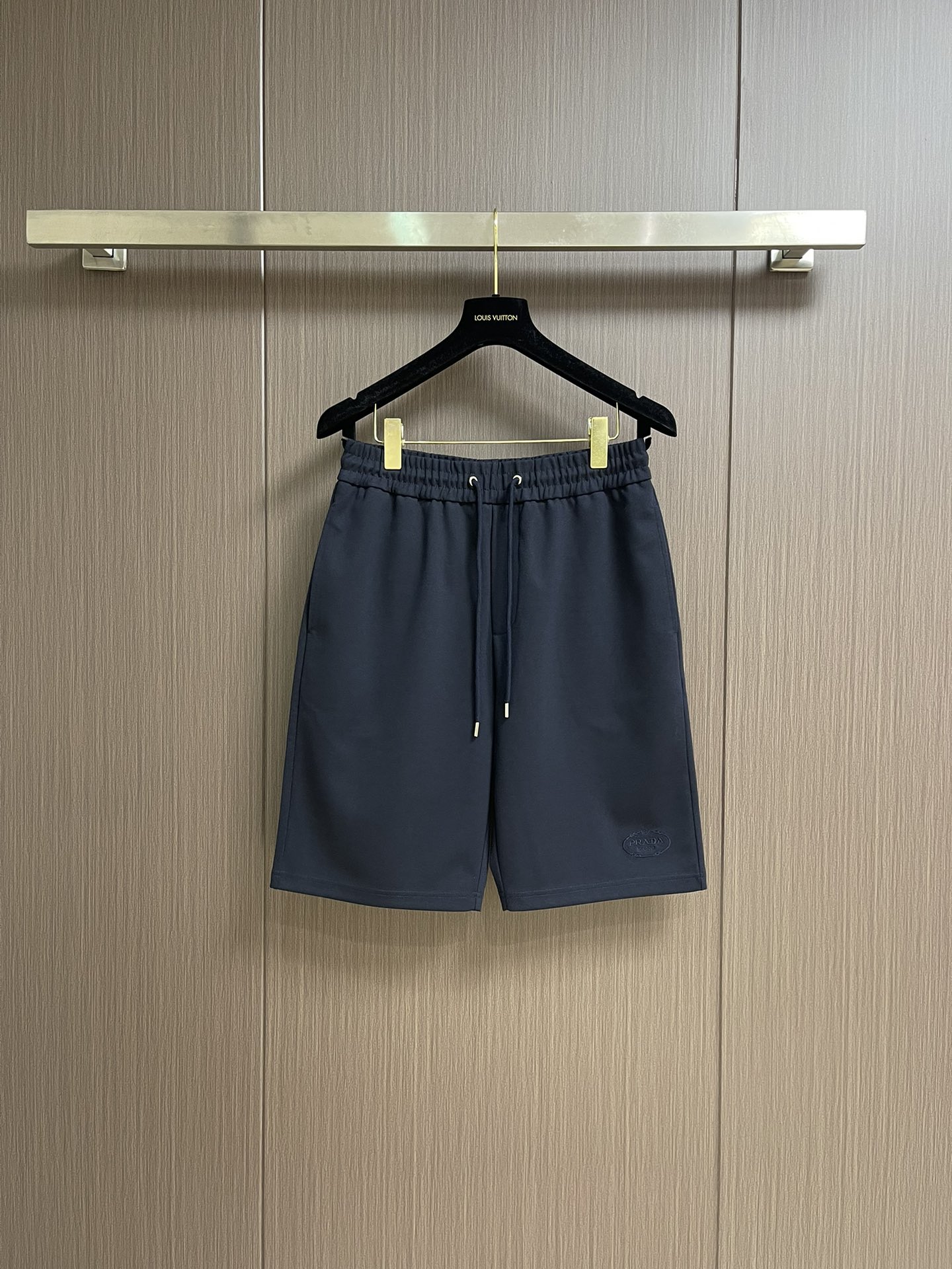 NO:425900,Prada logo embroidered sports shorts, a basic style for universal matching. This shorts are worth owning, with a high-end feel, and a high-standard style for men and women. It is not picky about people or figure, and can match n kinds of daily life looks!  Custom fabric material, soft and shiny original hardware selection Size M-3XL, prada, shorts, alexander wang19860909Prada logo刺绣运动短裤,万能搭配的基础款 这条短裤值得拥有,高级感十足,高标配的男女同款 不挑人不挑身材,能够搭配出n种的日常生活look！定制面料材质 手感柔软有光泽 原版五金精选 尺码M-3XL,,prada,shorts,alexander wang,Men's clothing