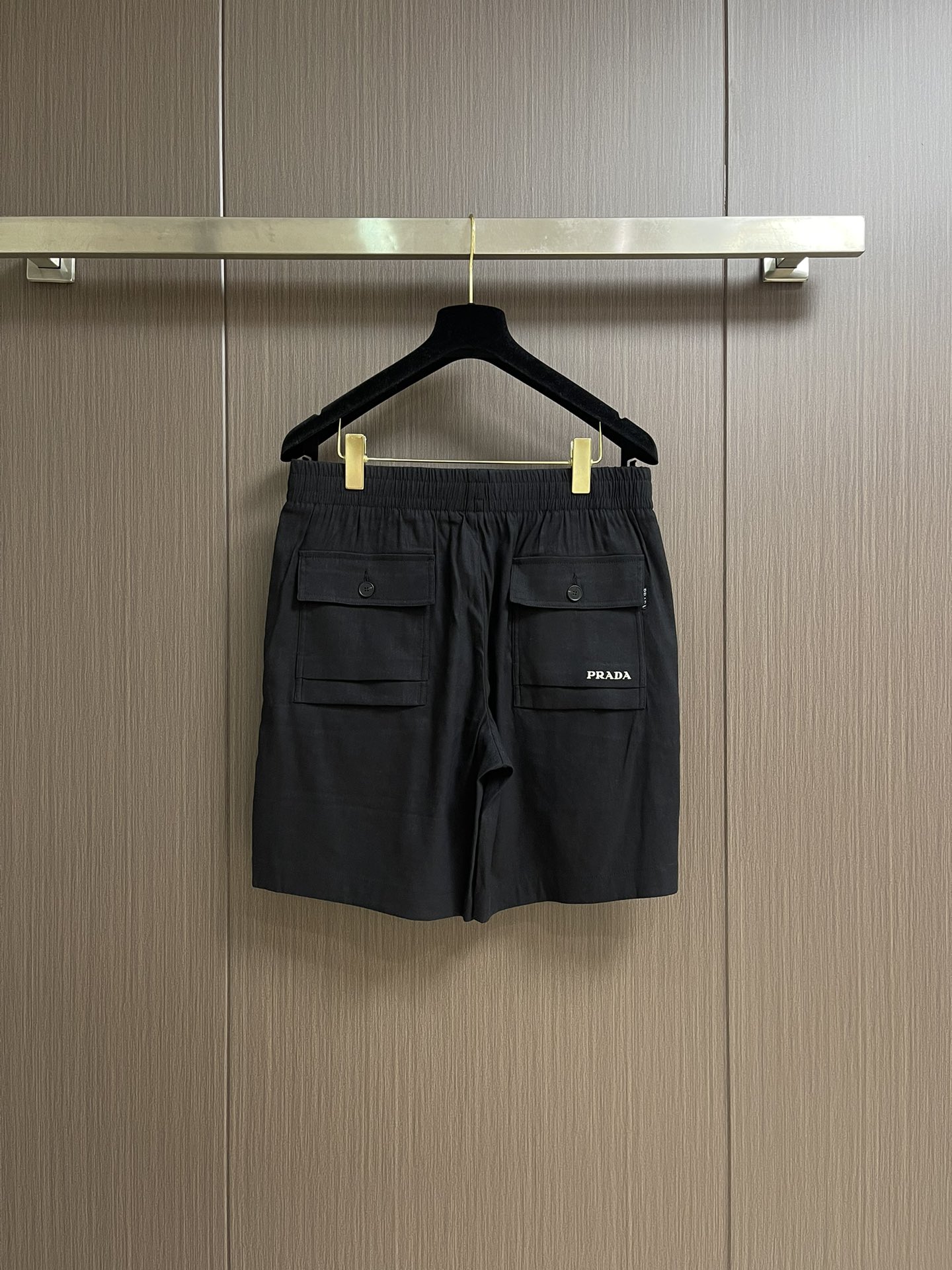 
Prada 品牌标识Logo刺绣短裤休闲五分裤！全棉水洗面料，成衣染色再经过水洗颜色自然质感无敌．!手