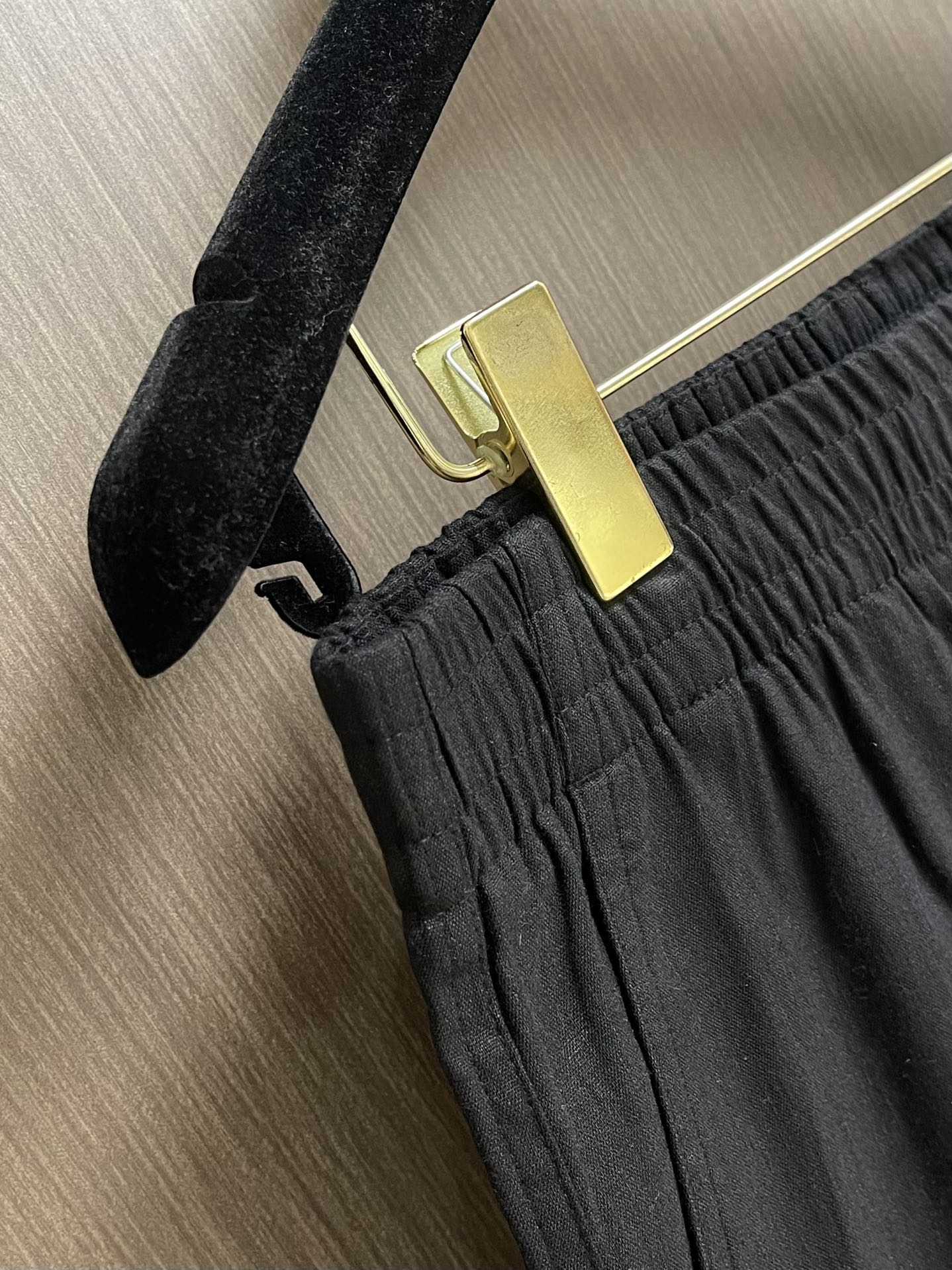 
Prada 品牌标识Logo刺绣短裤休闲五分裤！全棉水洗面料，成衣染色再经过水洗颜色自然质感无敌．!手