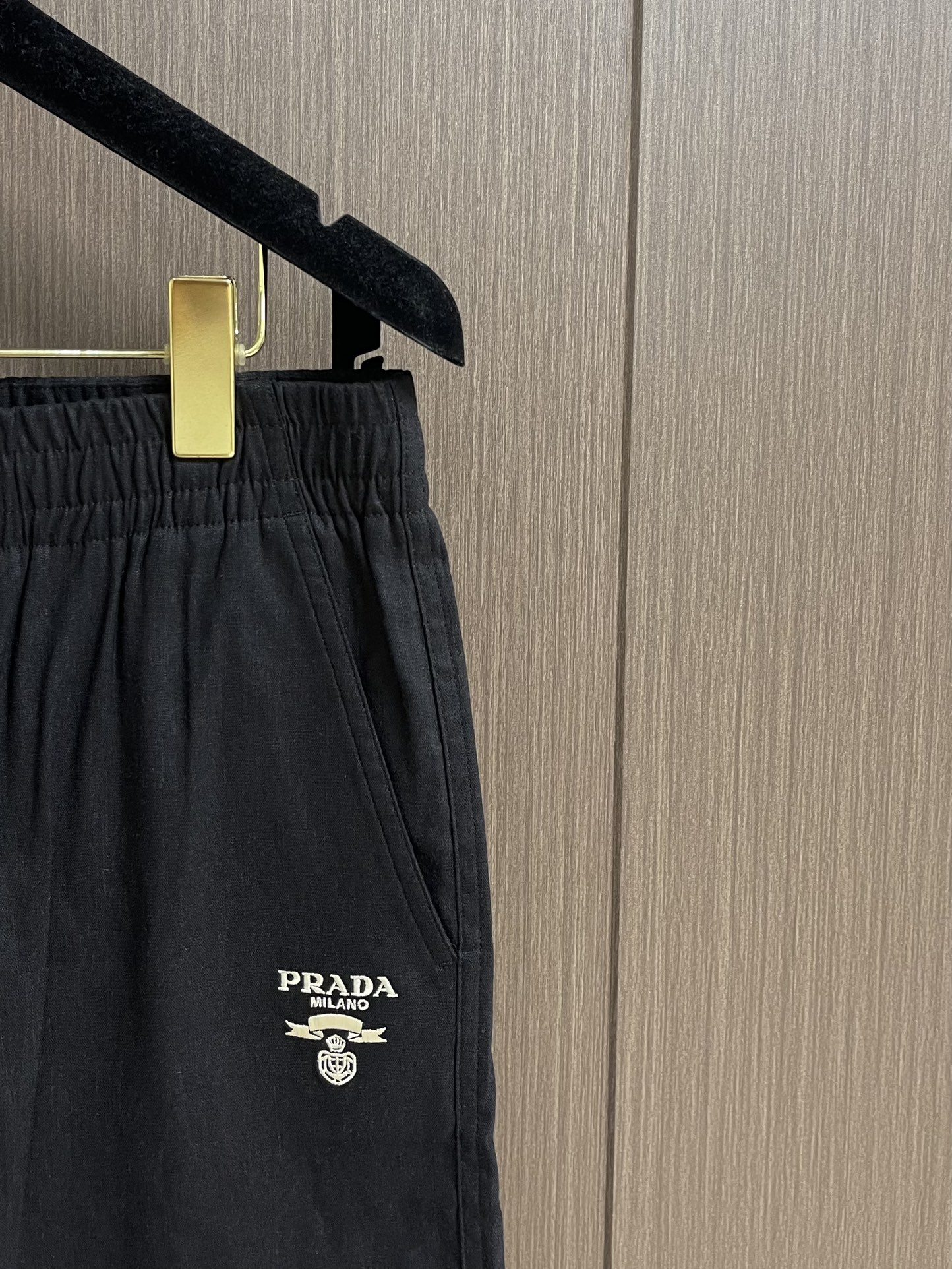 
Prada 品牌标识Logo刺绣短裤休闲五分裤！全棉水洗面料，成衣染色再经过水洗颜色自然质感无敌．!手