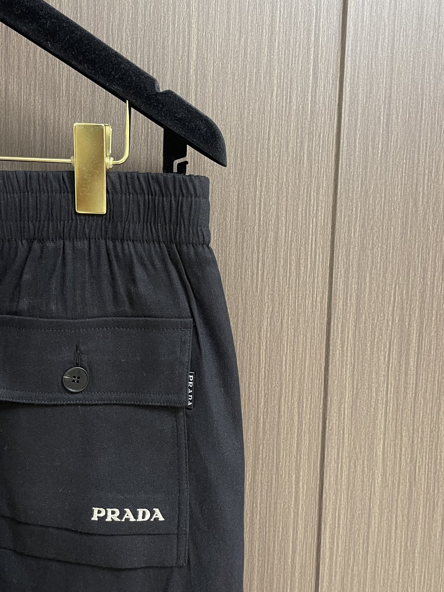 
Prada 品牌标识Logo刺绣短裤休闲五分裤！全棉水洗面料，成衣染色再经过水洗颜色自然质感无敌．!手