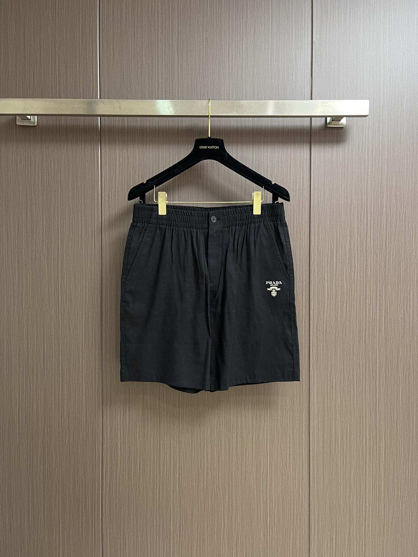 
Prada 品牌标识Logo刺绣短裤休闲五分裤！全棉水洗面料，成衣染色再经过水洗颜色自然质感无敌．!手
