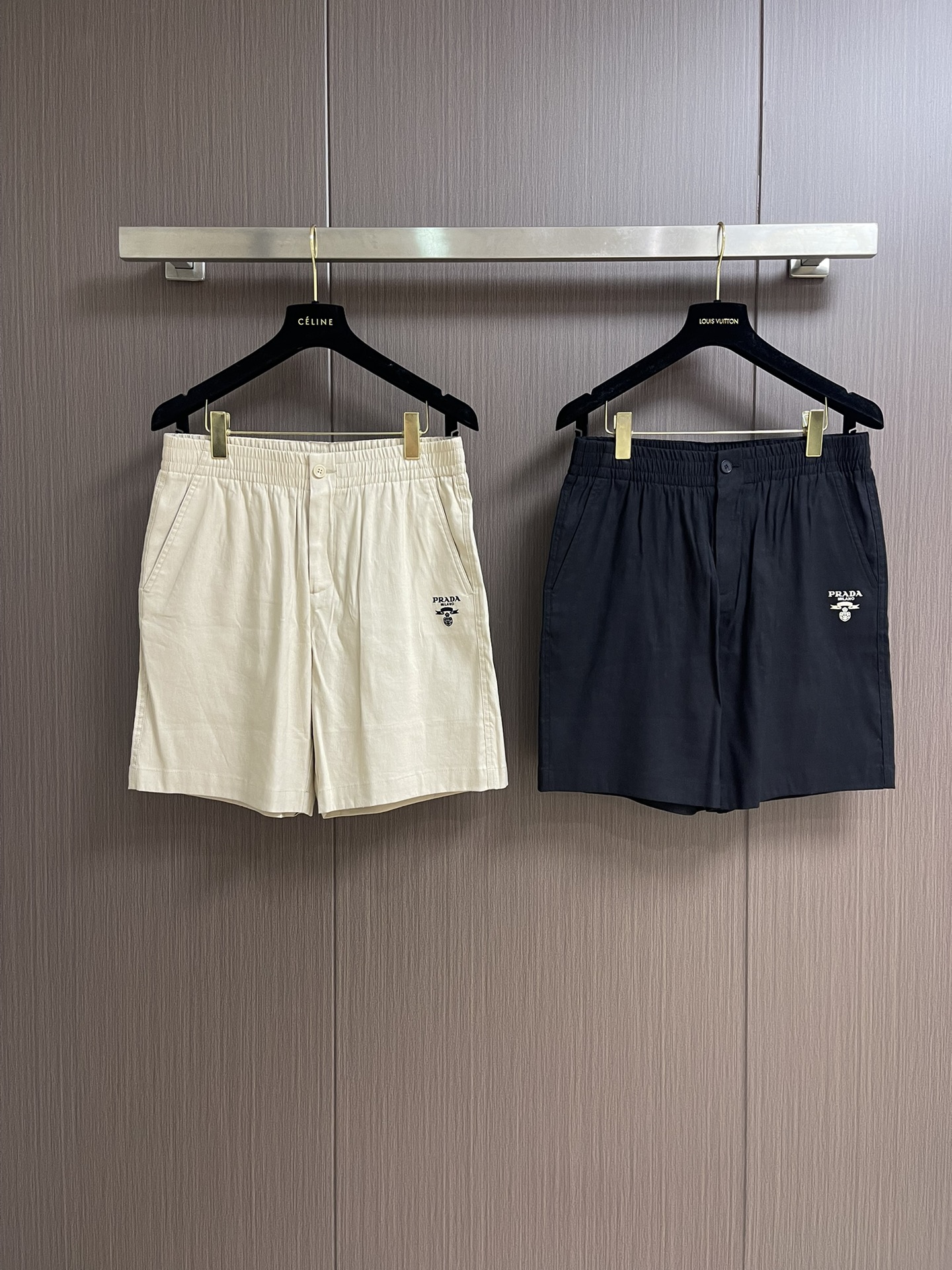 
Prada 品牌标识Logo刺绣短裤休闲五分裤！全棉水洗面料，成衣染色再经过水洗颜色自然质感无敌．!手