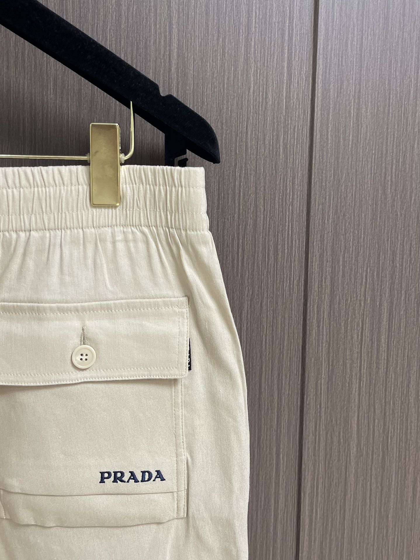 
Prada 品牌标识Logo刺绣短裤休闲五分裤！全棉水洗面料，成衣染色再经过水洗颜色自然质感无敌．!手
