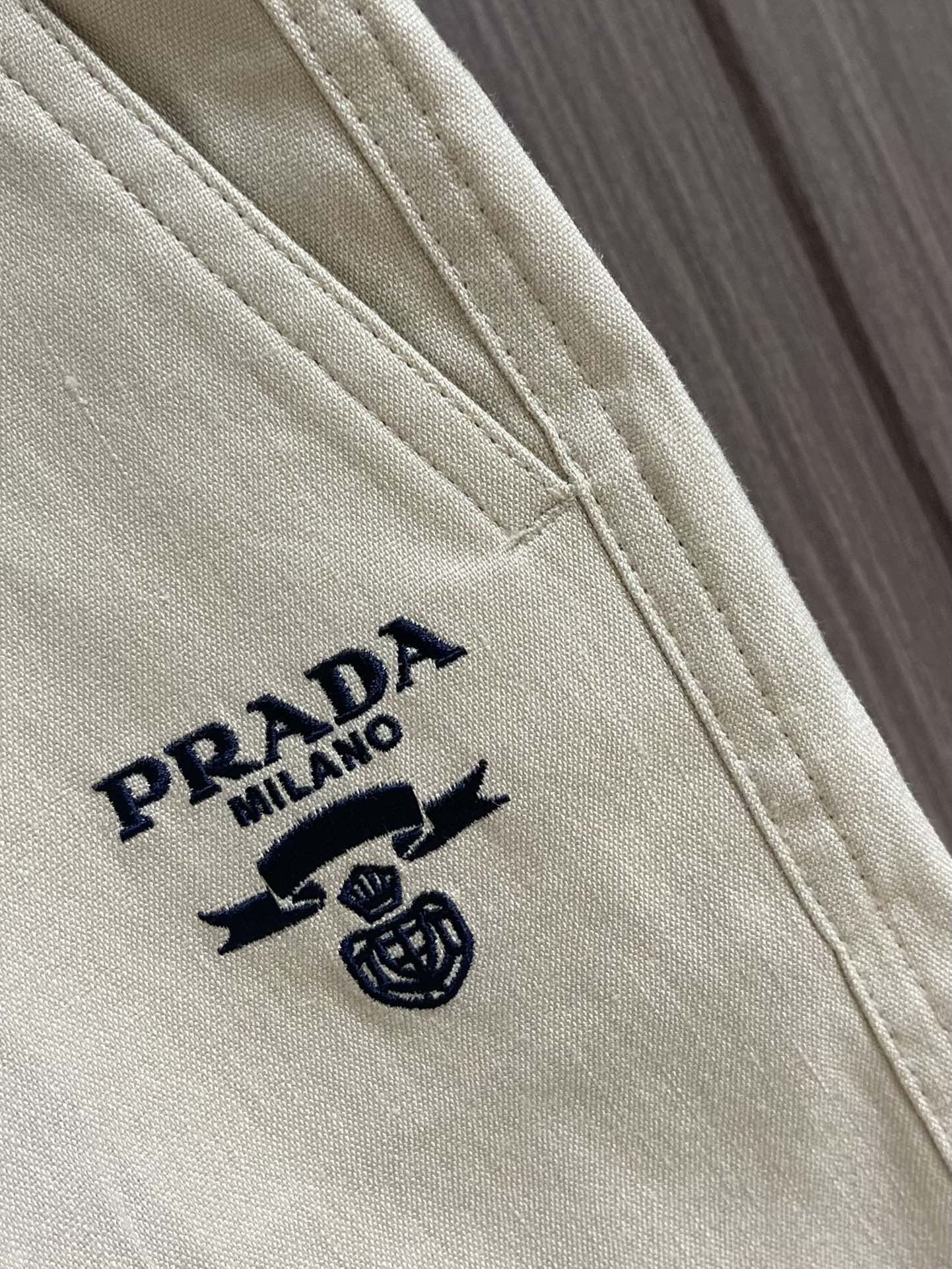 
Prada 品牌标识Logo刺绣短裤休闲五分裤！全棉水洗面料，成衣染色再经过水洗颜色自然质感无敌．!手