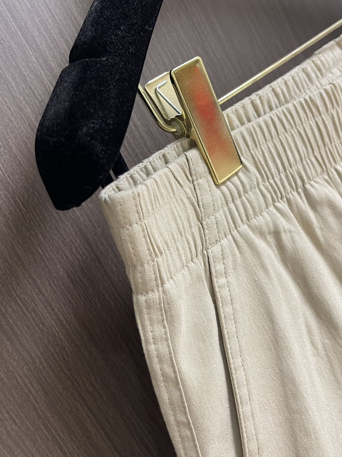
Prada 品牌标识Logo刺绣短裤休闲五分裤！全棉水洗面料，成衣染色再经过水洗颜色自然质感无敌．!手