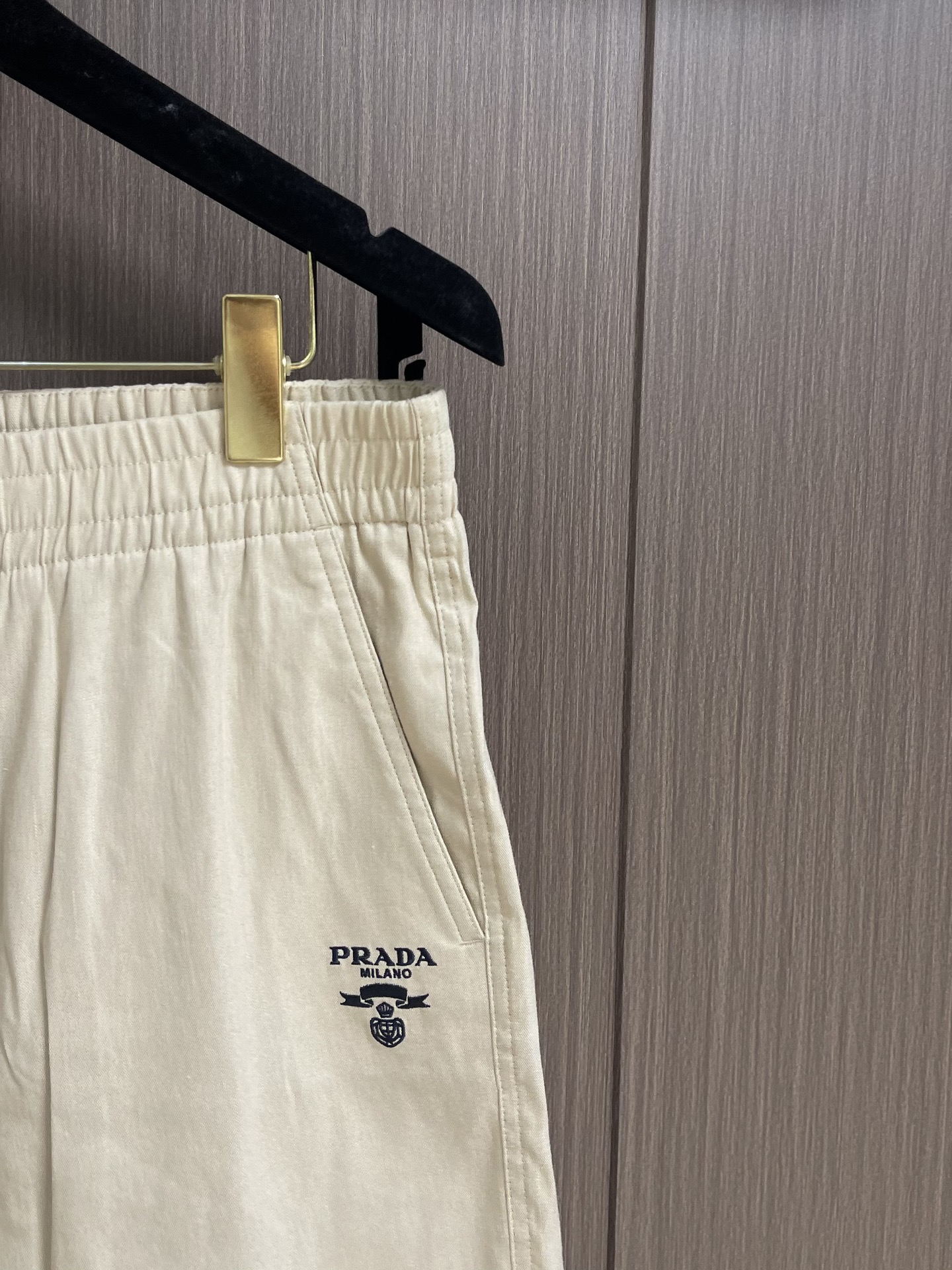 
Prada 品牌标识Logo刺绣短裤休闲五分裤！全棉水洗面料，成衣染色再经过水洗颜色自然质感无敌．!手