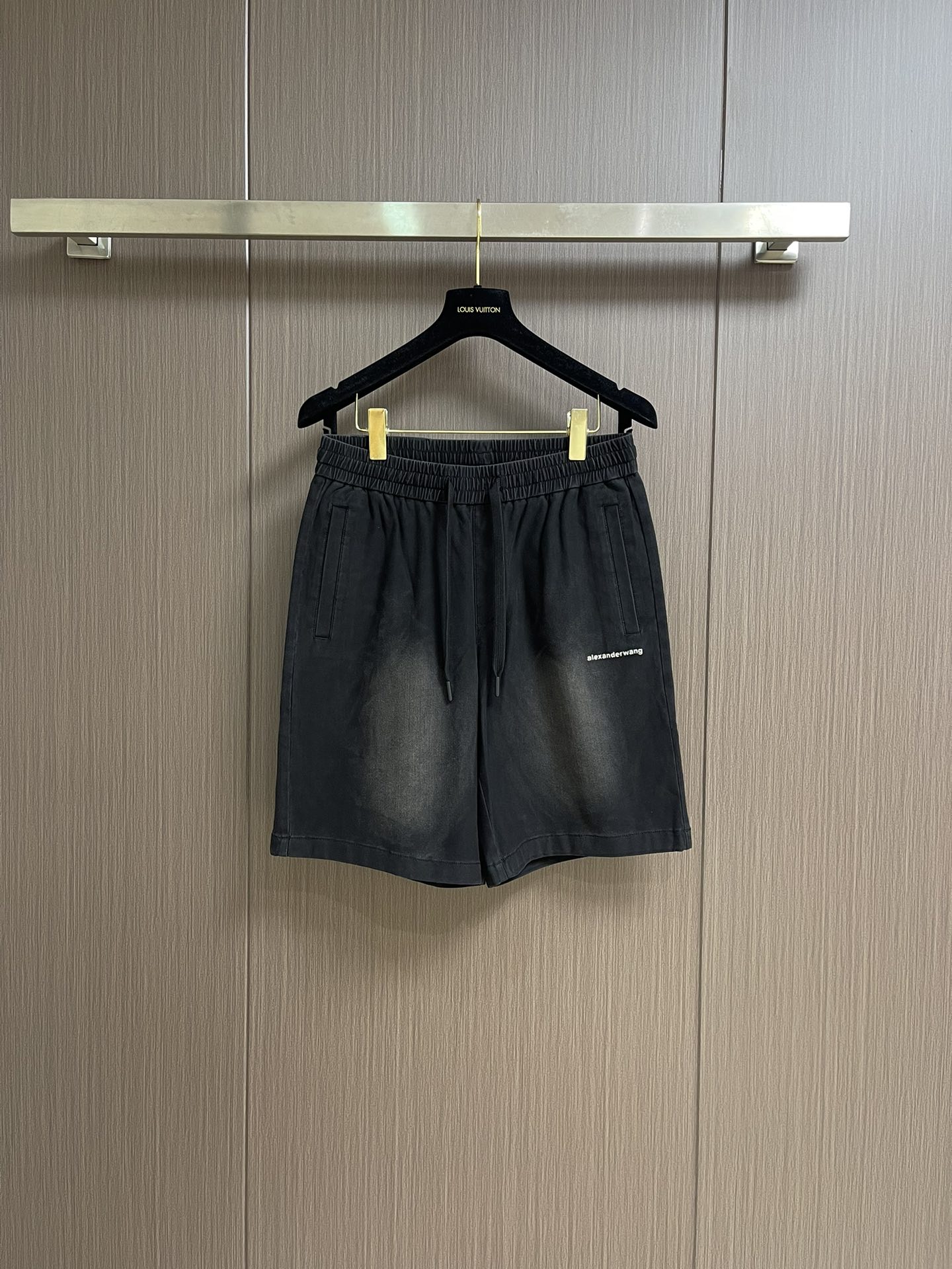 “King Alexanderwang’s 2025 Summer Edition Water Wash Shorts: Comfortable, Custom Fabrics, Impeccable Details” - 图片 1