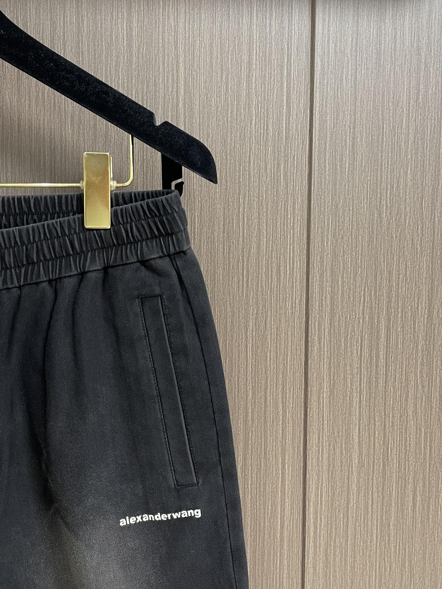 “King Alexanderwang’s 2025 Summer Edition Water Wash Shorts: Comfortable, Custom Fabrics, Impeccable Details” - 图片 4