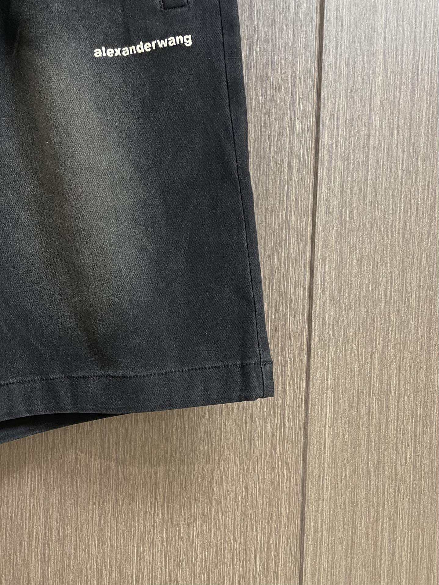 “King Alexanderwang’s 2025 Summer Edition Water Wash Shorts: Comfortable, Custom Fabrics, Impeccable Details” - 图片 8