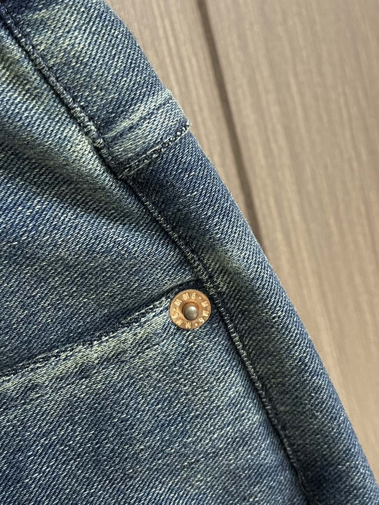 
MM6 2025SS做旧短裤！此款短裤采用宽松版型，中性风格，直筒裤腿，及膝裤长！选用浅蓝色水洗工艺原