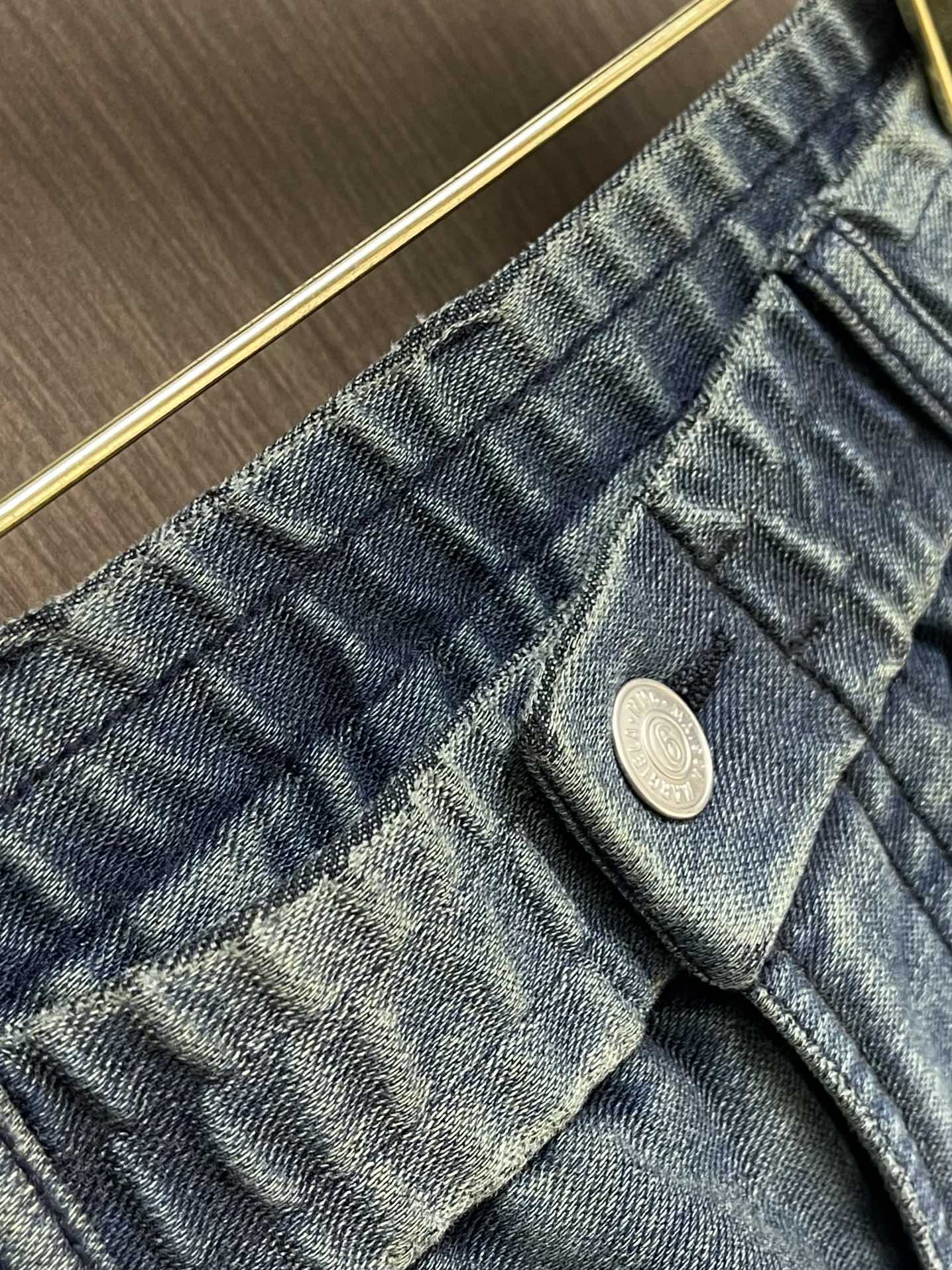 
MM6 2025SS做旧短裤！此款短裤采用宽松版型，中性风格，直筒裤腿，及膝裤长！选用浅蓝色水洗工艺原