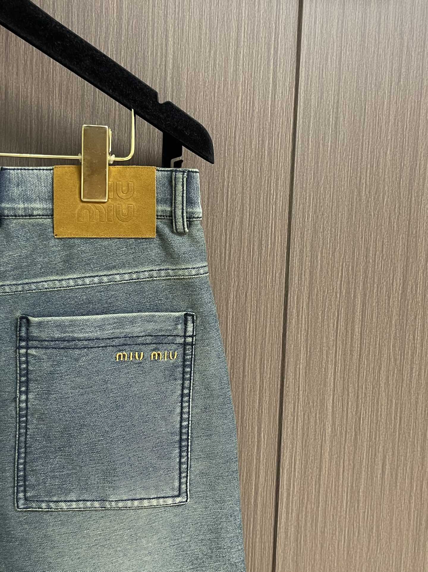 
MIUMIU 2025ss早春休闲刺绣字母时尚宽松牛仔短裤，休闲时尚运动休闲短款裤，上身的视觉美观，宽