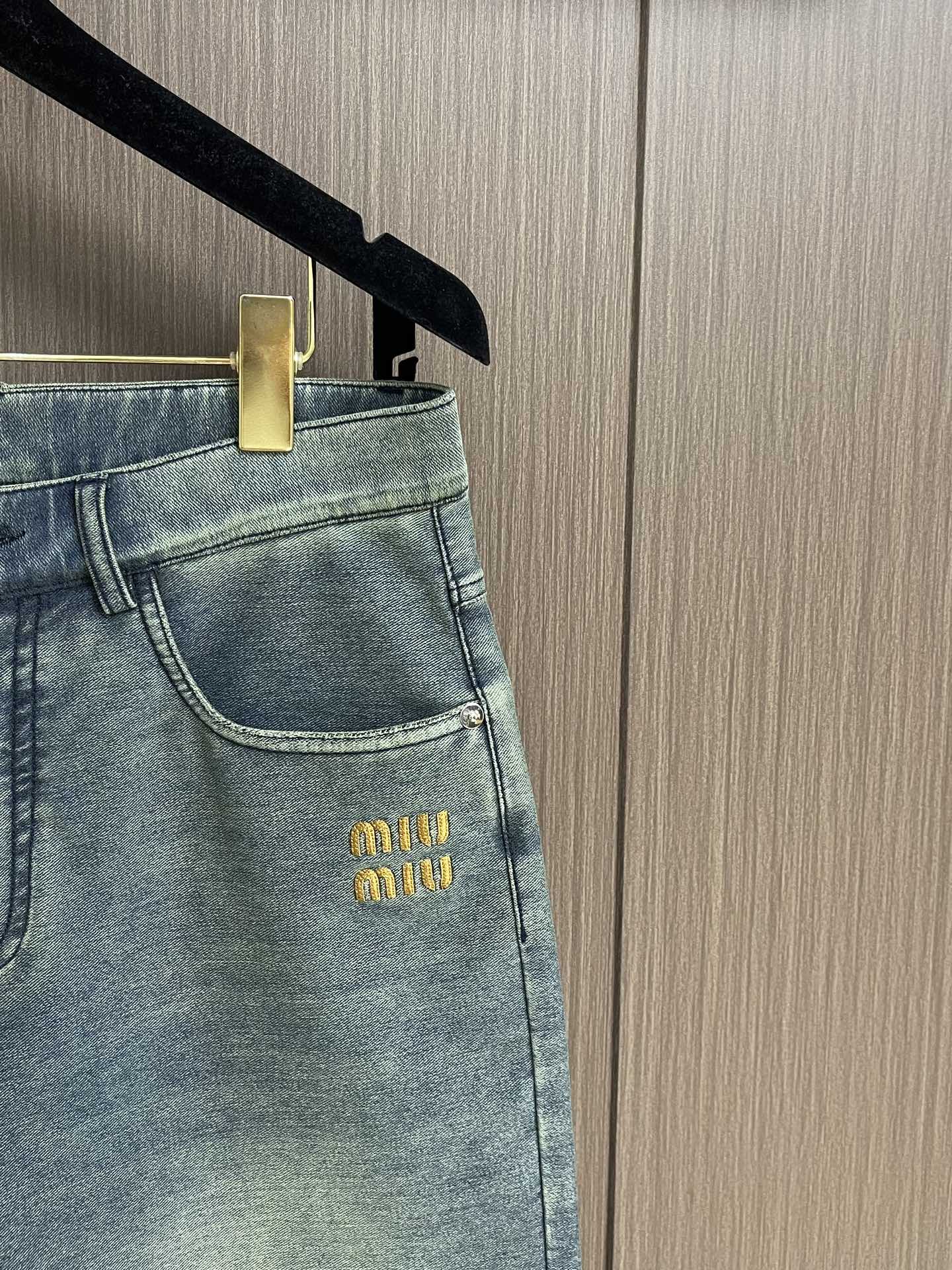 
MIUMIU 2025ss早春休闲刺绣字母时尚宽松牛仔短裤，休闲时尚运动休闲短款裤，上身的视觉美观，宽