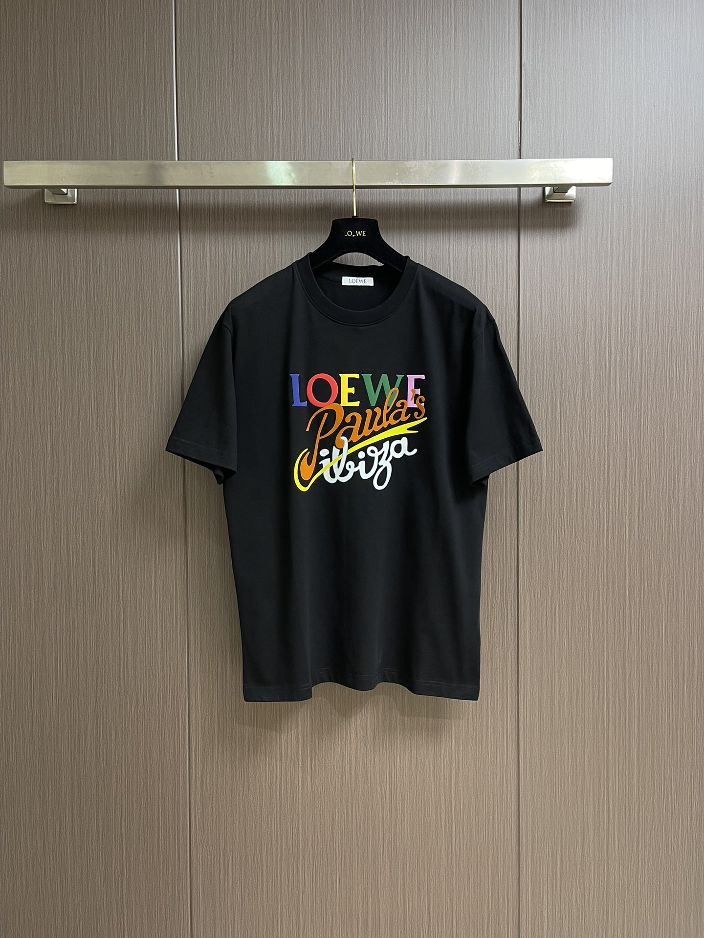 NO:425922,The whole set for sale LOEWE 2025s new short-sleeved T-shirt shorts suit.  Classic letters and graphic hot paintings have a strong visual impact and a strong sense of fashion!  Foaming three-dimensional perming painting technology.  Colorful and colorful.  260g pure cotton fabric is soft and comfortable!  Comfortable and breathable.  Elastic waist.  Slightly loose style.  The original hardware is full of texture.  Strong sense of high-end!  The three-dimensional cutting craftsmanship is not picky!  Size M-3XL, loewe, shorts, T-shirt,tees, t-shirt,alexander wang19860909整套出售 LOEWE 2025s新款短袖T恤短裤套装．经典字母图形烫画视觉冲击力时尚感强！发泡 立体烫画工艺．色彩丰富多彩．260g纯棉面料柔软舒适！手感舒适透气．松紧腰头．微宽松版型．原厂五金质感满满．高级感强！立体裁剪工艺版型不挑人！尺码M-3XL,,loewe,shorts,T-shirt,tees，t-shirt,alexander wang,Men's clothing