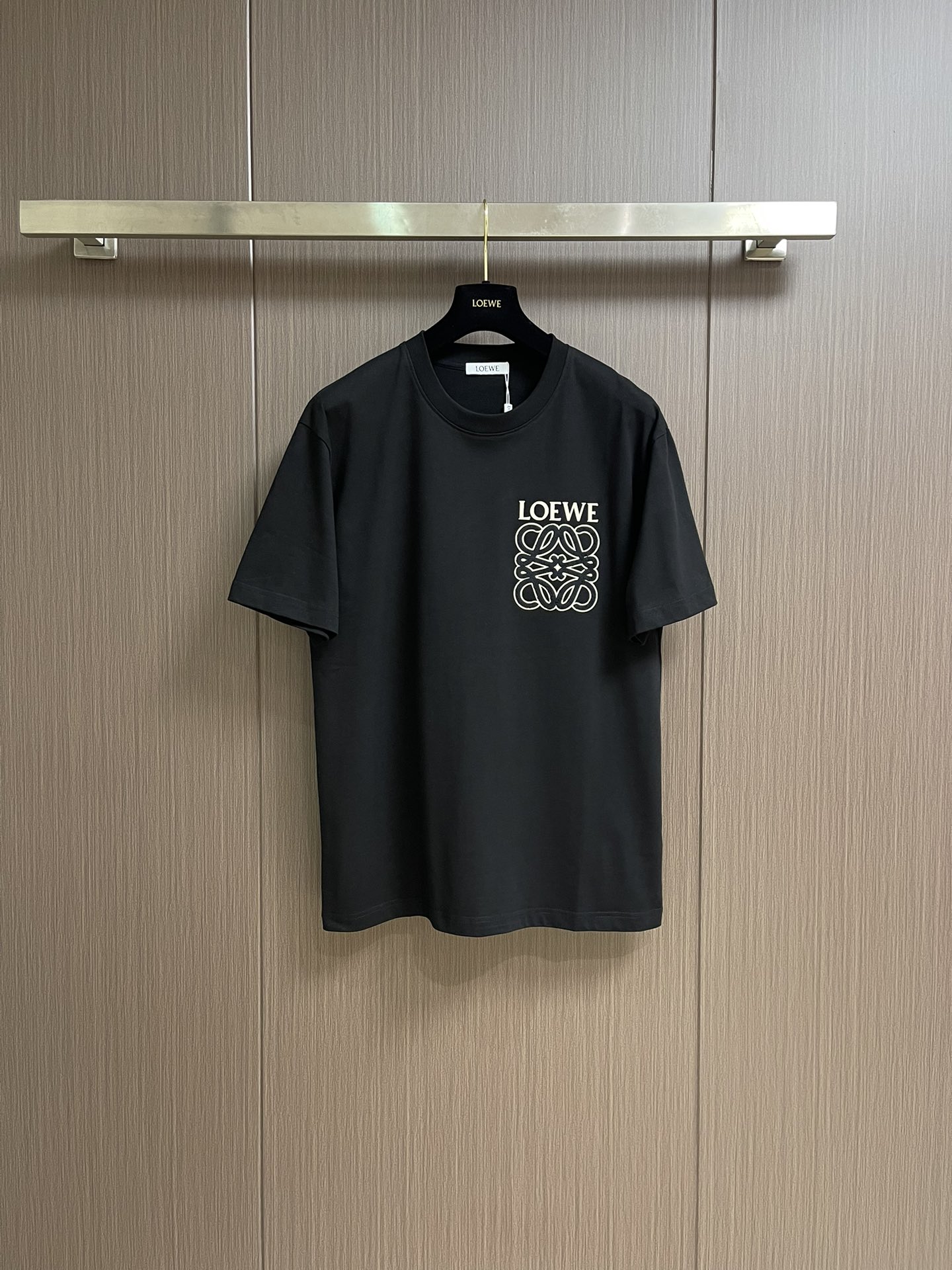 NO:425926,The whole set for sale LOEWE 2025s new round neck T-shirt shorts set!  The same style as men and women.  It uses 260g pure cotton fabric.  The upper body is very comfortable. The texture is different from ordinary cotton fabrics.  ．  Classic graphic embroidery design.  Shorts are elastic and comfortable with waist.  Three standards are in line!  Size M-3XL, loewe, shorts,tees,t-shirt,alexander wang19860909整套出售 LOEWE 2025s新款圆领T恤短裤套装！男女同款．采用260g纯棉面料．上身非常的舒服.质感区别于普通棉质面料．．经典图形绣花设计．短裤松紧腰头舒适．三标齐！尺码M-3XL,,loewe,shorts,tees，t-shirt,alexander wang,Men's clothing