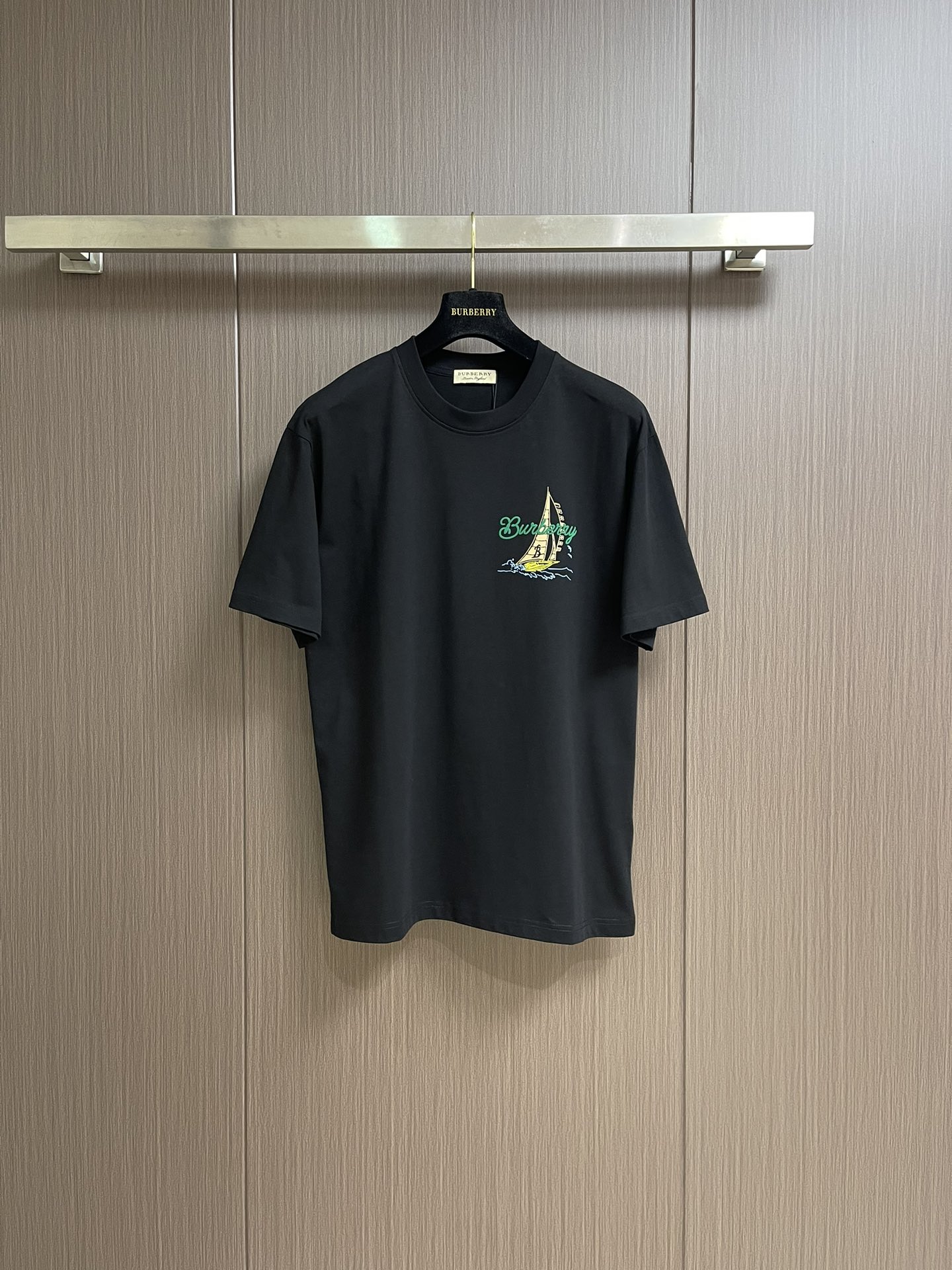 NO:425930,The whole set for sale Burberry Sailing Printed Round Neck Short Sleeve T-shirt Shorts Set, with minimalist silhouette, inspired by the spirit of navigation, injecting the brand's iconic sailing printing into a new T-shirt design, paying tribute to the British adventure tradition. The sailing pattern comes from the brand's historical archives. The adventure gene of the 1937 round trip 'Burberry' is presented with a delicate digital spray painting process. The breakthrough uses three-dimensional puff glue technology, injected with light foam material in key parts of the printing, and is pressed at high temperature to form a unique relief touch. Each raised texture is manually calibrated, which not only maintains softness and elasticity, but also gives the pattern a 3D dynamic effect. Size M-3XL, burberry, shorts, T-shirt, tees, t-shirt, alexander wang19860909整套出售 Burberry 帆船印花圆领短袖T恤短裤套装,极简廓形,以航海精神为灵感,将品牌标志性帆船印花注入全新T恤设计,致敬英伦探险传统.帆船图案源自品牌历史档案,1937年环程'Burberry号'的冒险基因,以细腻数码喷绘工艺呈现 ,突破性采用立体泡芙胶工艺,在印花关键部位注入轻质发泡材质,经高温压制成型,形成独特的浮雕触感.每一处凸起纹理均经过手工校准,既保持柔软弹性,又赋予图案3D动态效果.尺码M-3XL,,burberry,shorts,T-shirt,tees，t-shirt,alexander wang,Men's clothing