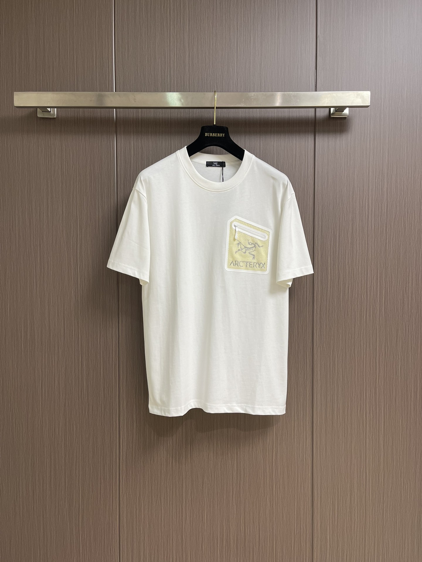 NO:425936,The whole set for sale is ARCTERYX 2025ss new round neck T-shirt shorts set, classic mesh graphic hot painting visual impact and strong sense of fashion!  260g pure cotton fabric is soft and comfortable!  Comfortable and breathable.  Slightly loose style.  Strong sense of high-end!  The three-dimensional cutting craftsmanship is not picky!  Size M-3XL, arc'teryx, shorts,tees,t-shirt,alexander wang19860909整套出售 ARCTERYX 始祖鸟2025ss新款圆领T恤短裤套装,经典网纱图形烫画视觉冲击力时尚感强！260g纯棉面料柔软舒适！手感舒适透气．微宽松版型．高级感强！立体裁剪工艺版型不挑人！尺码M-3XL,arc'teryx,shorts,tees，t-shirt,alexander wang,Men's clothing