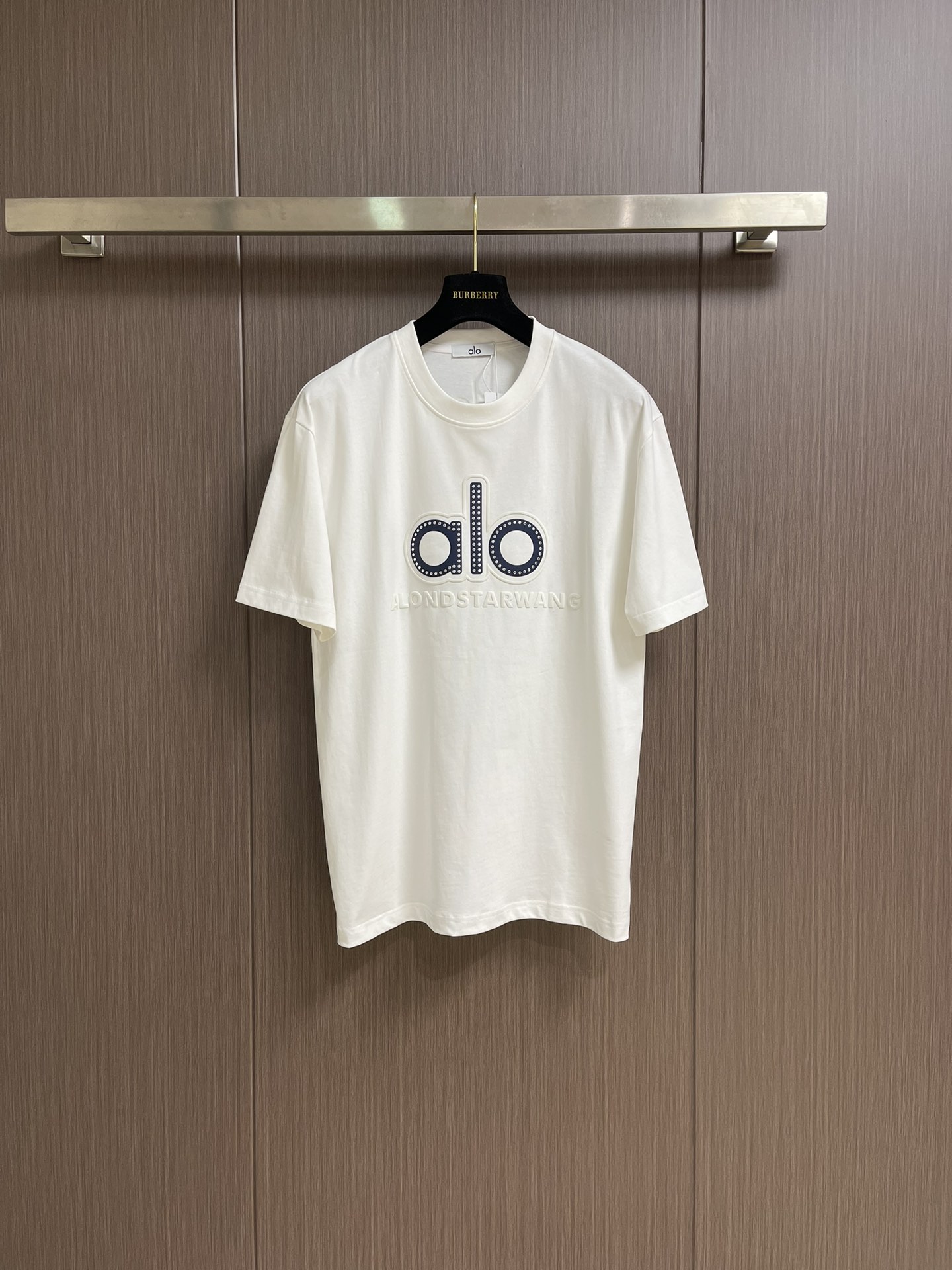 NO:425942,The whole set for sale is ALO 2025SS new round neck T-shirt shorts set, which uses exclusive imported customized fabrics for customer supply. The surface of the fabric is very textured and obvious. The upper body is breathable, light and comfortable. The details show the design characteristics and exquisite craftsmanship, and the overall details are wonderful!  Overall style is fashionable, simple and elegant. Size M-3XL, shorts, tees, t-shirt, alexander wang19860909整套出售 ALO 2025SS新款圆领T恤短裤套装,采用客供独家进口定制面料,面料表面非常有质感显而易见,上身透气轻薄十分舒适,细节处彰显设计特色与精湛工艺,整体细节美妙绝伦！整体款式时尚简洁大方.尺码M-3XL,,shorts,tees，t-shirt,alexander wang,Men's clothing