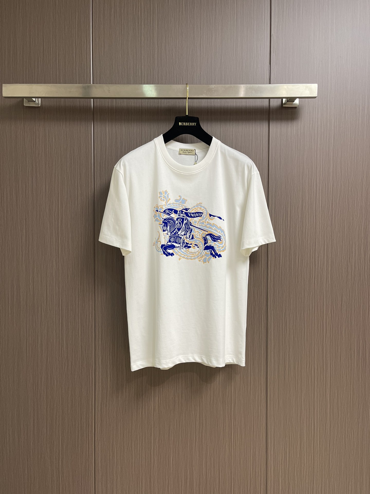 NO:425947,Burberry Horse Knight Flocking Printed Short-Sleeve T-shirt, the fabric is made of 32 double yarn 250 grams high-weight pure cotton fabric, high-level printing and flocking technology, and the ingredients of the flocking print are made of nylon material, nylon itself has good anti-fouling performance and waterproof function. Fashionable and elegant, with colorful equestrian knight decoration on the chest, with clear texture and full of details. The fabric usually has good moisture absorption, breathability and wear resistance, and is also relatively soft and smooth, with beautiful appearance. The round neck is straight cut and the combination of slightly lowered shoulder line. The upper body is neatly decorated with a special motorcycle line. It is easier to deform after multiple washes, and the effect is loose and casual. Size XS-L, burberry, T-shirt, tees, t-shirt, alexander wang19860909Burberry 战马骑士植绒印花短袖T恤,面料采用32支双纱250克高克重纯棉面料,高水平印花加植绒工艺,同时植绒印花的成分采用尼龙材质尼龙本身具有良好的防污性能和防水功能.时尚优雅,胸前装饰彩色马术骑士装饰,质感色彩分明,细节满满.面料通常具有较好的吸湿性、透气性和耐磨性,同时也比较柔软和光滑,外观美观,圆领直身裁剪、合体微落肩线,上身精神利落领口、袖口、底摆均以专机车明线,多次穿洗更加不易变形,效果宽松休闲,尺码XS-L,,burberry,T-shirt,tees，t-shirt,alexander wang,Men's clothing