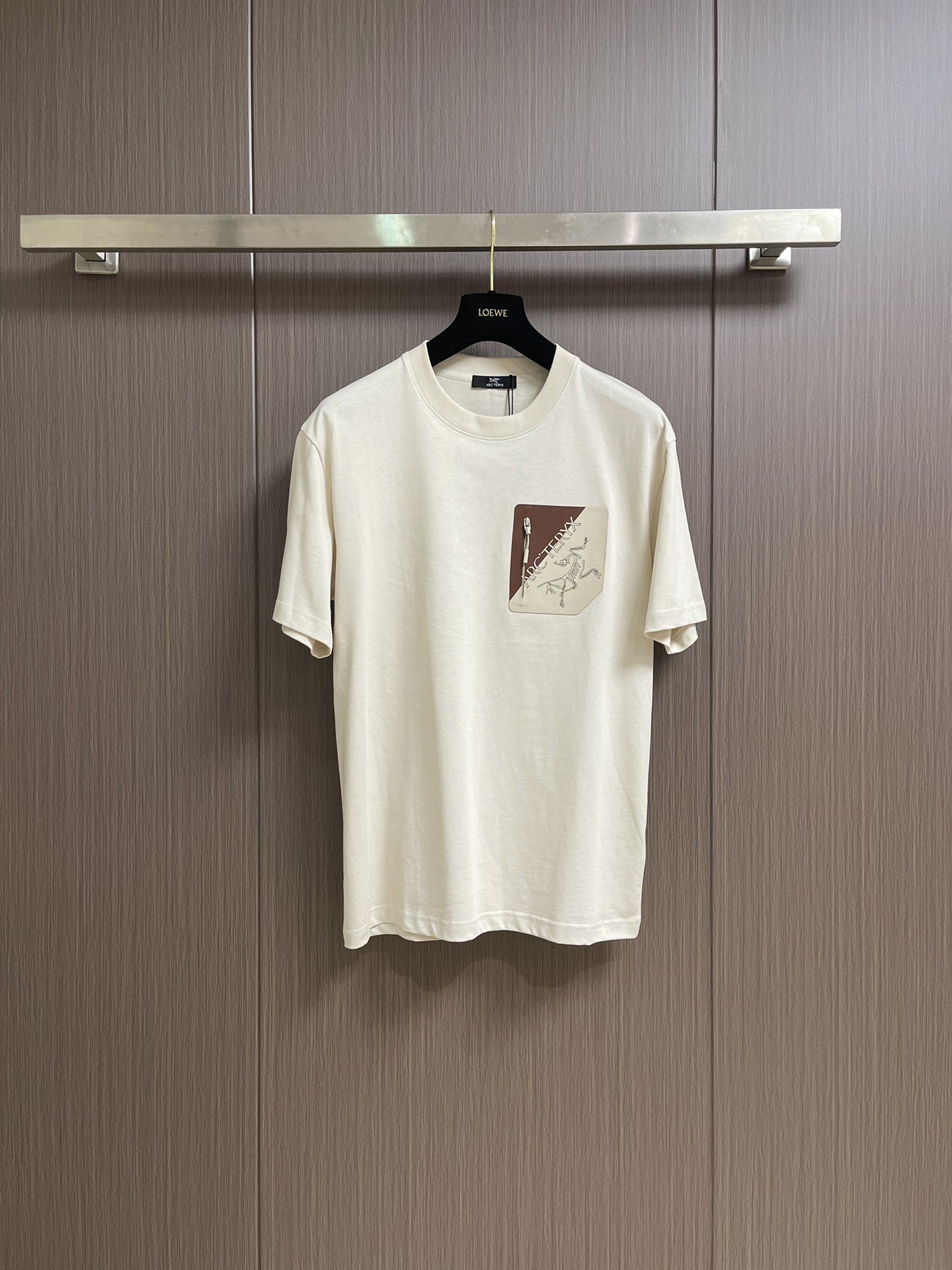 NO:425952,arcteryx 2025ss summer new contrast logo short-sleeved T-shirt, imported top mercerized fabric, extremely skin-friendly and comfortable. It feels very delicate to touch, has a good texture, perfectly reflects three-dimensionality. It is in line with the brand's consistent design style. It is a very good overall style. It is completely fine to wear it alone. Size XS-L, arc'teryx, T-shirt,tees, t-shirt,alexander wang19860909arcteryx 始祖鸟2025ss夏季新款撞色logo短袖T恤,进口顶极丝光面料,极为亲肤舒适 摸上去非常的细腻,质感很好,完美体现立体感 符合品牌一贯设计风格,整体非常不错的一款,内搭单穿都完全没问题.尺码XS-L,arc'teryx,T-shirt,tees，t-shirt,alexander wang,Men's clothing