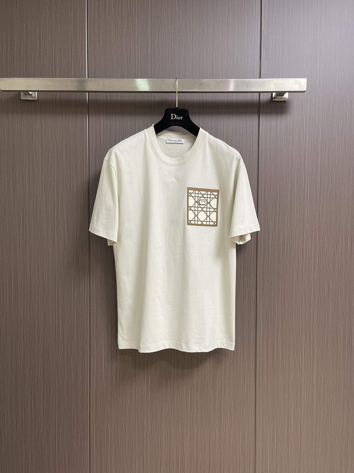 NO:425956,Dior 2025SS Summer new casual short-sleeved T-shirt, this T-shirt 2025 early spring men's clothing series debut, carefully crafted from cotton bamboo jersey fabric. The chest pockets are decorated with old-fashioned embellishments, body cuts and ribbed round neck design, which can be easily matched with various jeans or casual outfits. Size XS-L,,dior,jeans,T-shirt,tees,t-shirt,alexander wang19860909Dior 2025SS 夏季新款休闲短袖T恤,这款t恤2025早春男装系列发布秀精彩亮相,采用棉质竹节平纹针织面料精心制作.胸前口袋饰以老花点缀,体闲剪裁和罗纹圆领设计,可与各式牛仔裤或休闲装扮轻松搭配.尺码XS-L,,dior,jeans,T-shirt,tees，t-shirt,alexander wang,Men's clothing