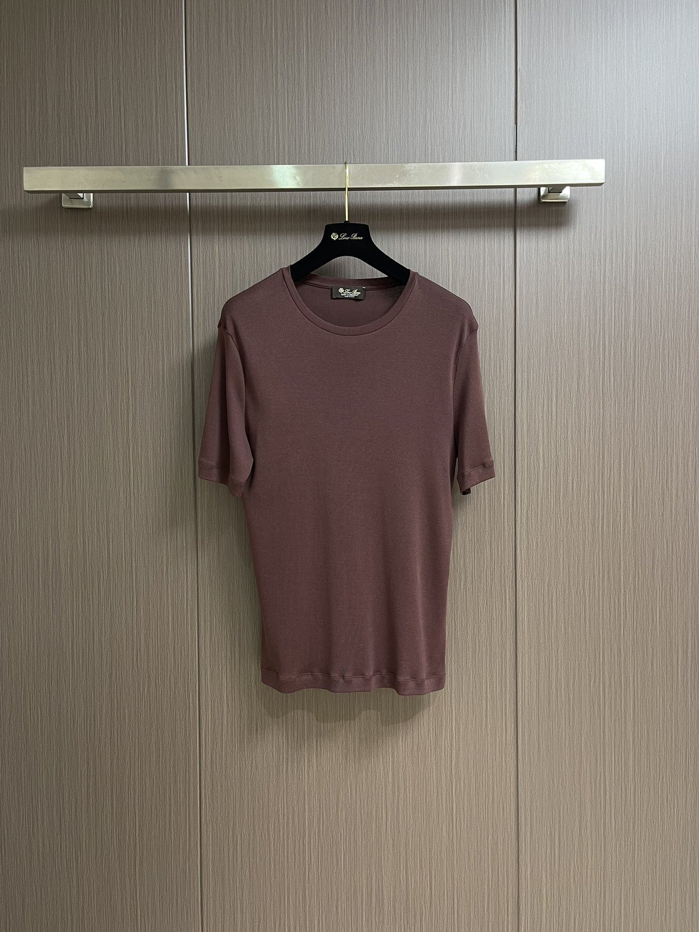 NO:425918,LP Loropiana round neck knitted T-shirt, the fabric is light and breathable, cool and comfortable to wear, simple and elegant.  A delicate fluffy luster appears on the surface.  The upper body is slightly sagging and elastic, with strong breathability, and the design of the loose neckline shows casualness and fashion. Size S-XL, loro piana, loro piana, tees, t-shirt, alexander wang19860909LP Loropiana 圆领针织T恤,面料轻盈透气,穿起来清凉惬意,简约高雅．表面浮现细腻的绒毛光泽．上身微垂有弹性,透气性极强,散边领口的设计,彰显休闲与时尚 尺码S-XL,,loro piana,loro piana,tees，t-shirt,alexander wang,Men's clothing