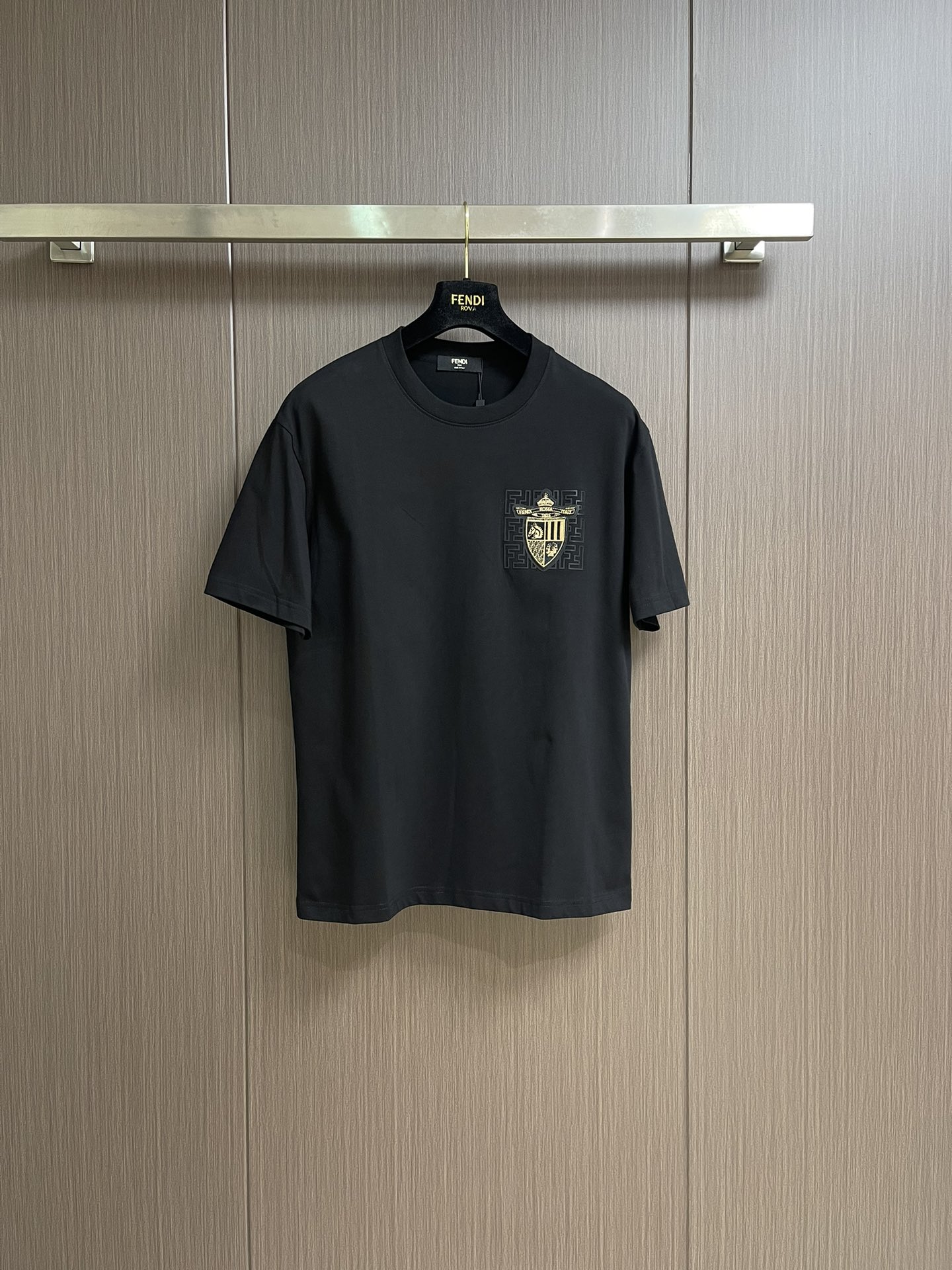 NO:425917,Fendi 2025ss summer new round neck T-shirt, chest pocket pattern logo short-sleeved T-shirt, must be one piece of it!  Imported top mercerized fabric is extremely skin-friendly and comfortable. It feels very delicate to the touch, has a good texture, and perfectly reflects the three-dimensional feeling. It is in line with the brand's consistent design style. It is a very good overall style. It is completely fine to wear it alone. Size XS-L, fendi, T-shirt, tees, t-shirt, alexander wang19860909fendi 2025ss夏装新款圆领T恤,胸前口袋图案logo短袖T恤 必须人手一件的节奏！进口顶极丝光面料,极为亲肤舒适 摸上去非常的细腻,质感很好,完美体现立体感 符合品牌一贯设计风格,整体非常不错的一款,内搭单穿都完全没问题.尺码XS-L,,fendi,T-shirt,tees，t-shirt,alexander wang,Men's clothing