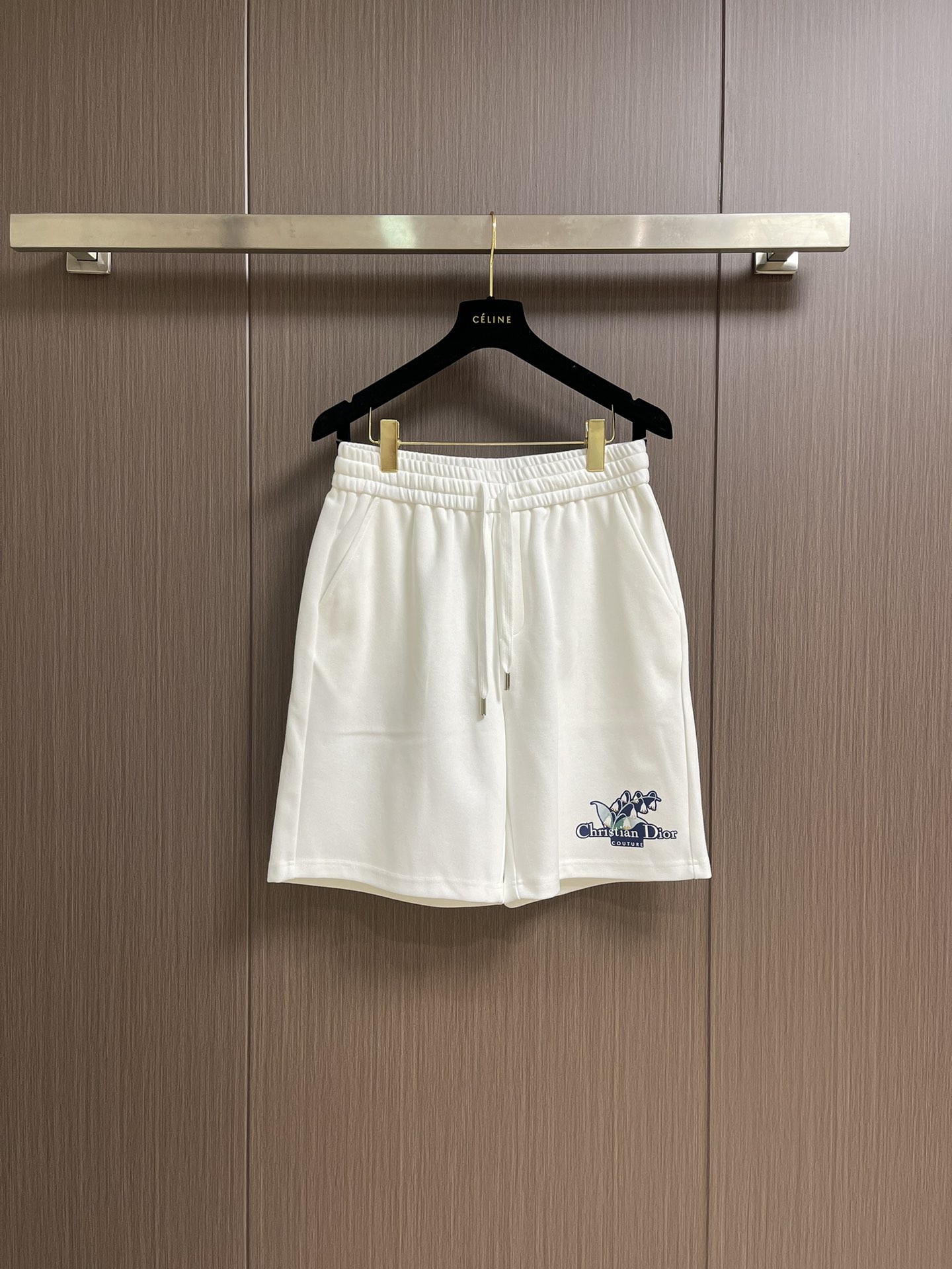 NO:425913,Dior 2025 summer new floral print casual shorts!  All-match elastic waist casual pinch pants!  Elastic waist, insert bags on both sides. The fabric is made of customer-supplied fixed woven high-strength pure cotton material. The upper body is breathable, soft and skin-friendly, with delicate touch, knitted elastic waist and drawstring at the waist. You don’t have to worry about the discomfort of being too loose or too tight on the upper body. Whether at home, going out or traveling, it is your best choice for summer. Size M-3XL,,dior, shorts,alexander wang19860909Dior 2025夏季新款花卉印花休闲短裤！百搭松紧腰休闲五分裤！松紧腰 两侧插袋 面料采用客供定织高支纯棉料,上身透气,柔软亲肤,手感细腻、腰部针织松紧腰加抽绳,上身不用担心过松过紧的不舒适感,无论居家,外出,旅游,都是您夏日的最佳选择 尺码M-3XL,,dior,shorts,alexander wang,Men's clothing