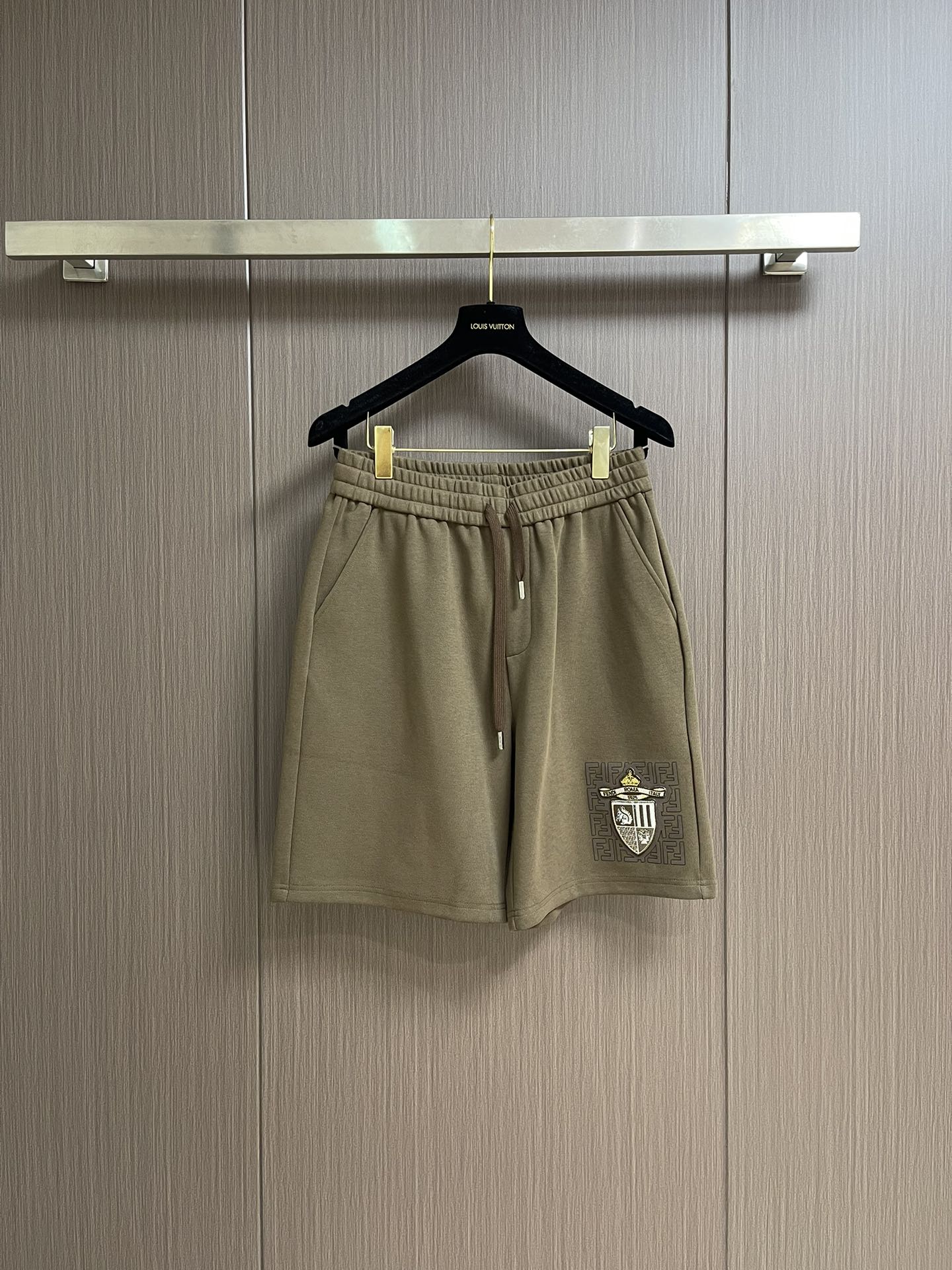 NO:425907,Fendi 2025ss Summer New Shield Logo Sports Shorts!  All-match elastic waist casual pinch pants!  Elastic waist, insert bags on both sides. The fabric is made of customer-supplied fixed-woven high-strength pure cotton material. The upper body is breathable, soft and skin-friendly, with a delicate feel. The waist is knitted elastic waist and drawstring. You don’t have to worry about the discomfort of being too loose or too tight on the upper body. Whether at home, going out or traveling, it is your best choice for summer!  Size M-3XL, fendi, shorts, alexander wang19860909fendi 2025ss夏季新款盾牌标识运动短裤！百搭松紧腰休闲五分裤！松紧腰 两侧插袋 面料采用客供定织高支纯棉料,上身透气,柔软亲肤,手感细腻、 腰部针织松紧腰加抽绳,上身不用担心过松过紧的不舒适感, 无论居家,外出,旅游,都是您夏日的最佳选择！尺码M-3XL,,fendi,shorts,alexander wang,Men's clothing