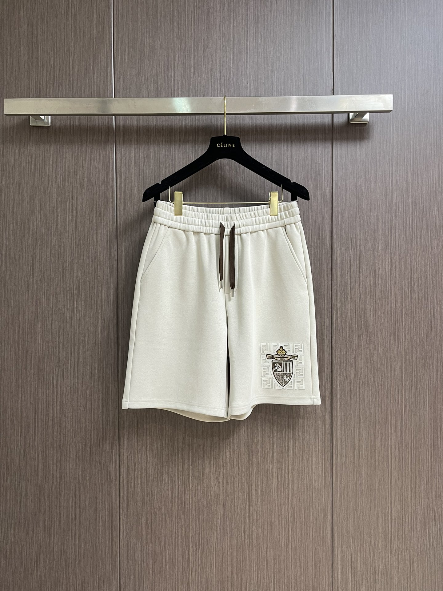 NO:425903,Fendi 2025ss Summer New Shield Logo Sports Shorts!  All-match elastic waist casual pinch pants!  Elastic waist, insert bags on both sides. The fabric is made of customer-supplied fixed-woven high-strength pure cotton material. The upper body is breathable, soft and skin-friendly, with a delicate feel. The waist is knitted elastic waist and drawstring. You don’t have to worry about the discomfort of being too loose or too tight on the upper body. Whether at home, going out or traveling, it is your best choice for summer!  Size M-3XL, fendi, shorts, alexander wang19860909fendi 2025ss夏季新款盾牌标识运动短裤！百搭松紧腰休闲五分裤！松紧腰 两侧插袋 面料采用客供定织高支纯棉料,上身透气,柔软亲肤,手感细腻、 腰部针织松紧腰加抽绳,上身不用担心过松过紧的不舒适感, 无论居家,外出,旅游,都是您夏日的最佳选择！尺码全M-3XL,,fendi,shorts,alexander wang,Men's clothing