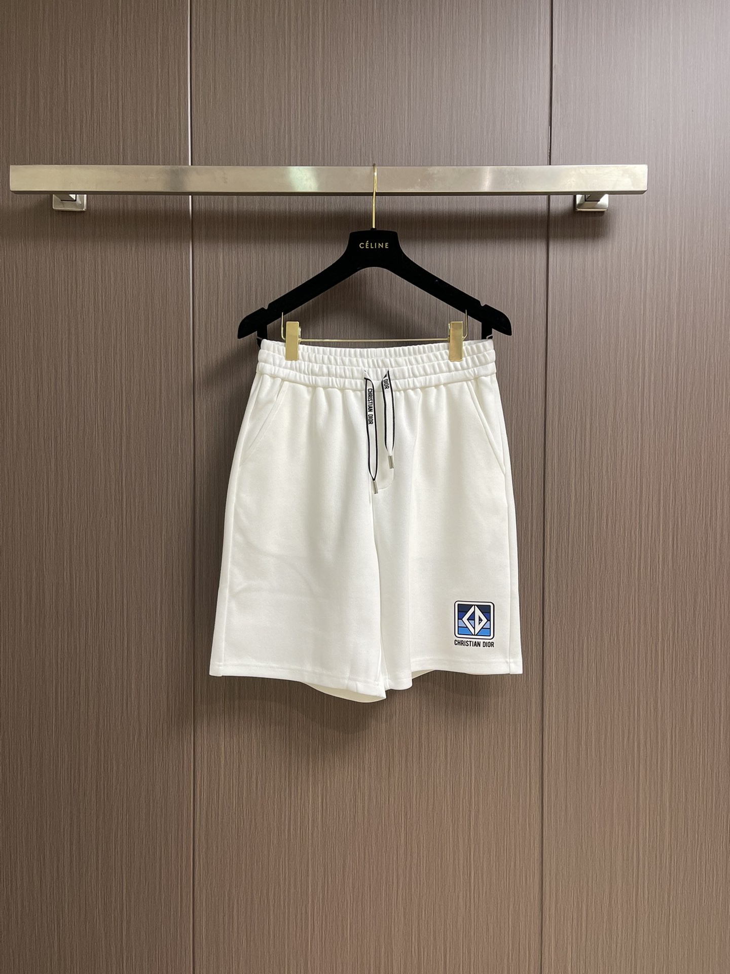 NO:425911,Dior 2025ss Summer New CD Symphony Shorts!  All-match elastic waist casual pinch pants!  Elastic waist, insert bags on both sides. The fabric is made of customer-supplied fixed-woven high-strength pure cotton material. The upper body is breathable, soft and skin-friendly, with a delicate touch. The waist is knitted elastic waist and drawstring. You don’t have to worry about the discomfort of being too loose or too tight on the upper body. Whether at home, going out or traveling, it is your best choice for summer!  Size M-3XL, dior, shorts, alexander wang19860909Dior 2025ss夏季新款CD仔章标识运动短裤！百搭松紧腰休闲五分裤！松紧腰 两侧插袋 面料采用客供定织高支纯棉料,上身透气,柔软亲肤,手感细腻、 腰部针织松紧腰加抽绳,上身不用担心过松过紧的不舒适感,无论居家,外出,旅游,都是您夏日的最佳选择！尺码M-3XL,,dior,shorts,alexander wang,Men's clothing