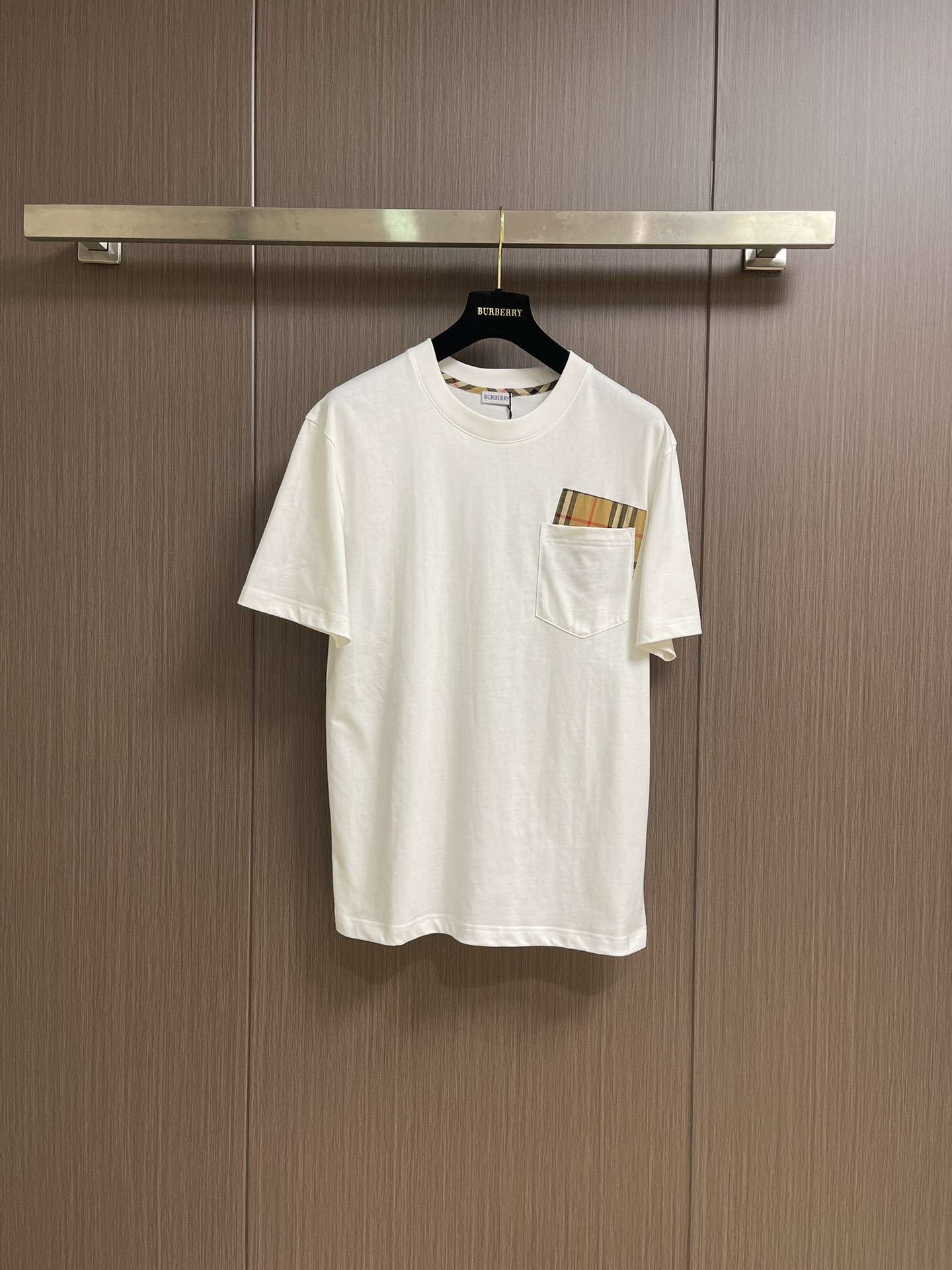 NO:428199,Burberry pocket plaided cotton loose T-shirt is made of flat cotton fabric, classic plaid cutout design, overall loose fitting configuration, more youthful and sporty style, highlighting the fashionable feeling of the modern city, the upper body is grand and brilliant, the effect is excellent, and the combination is even more worry-free and labor-saving. Whether it is leisure sports or high street travel, you can easily control it!  ! Size M-3XL M-size 68cm bust 100cm shoulder width 48cm L-size 70cm bust 104cm shoulder width 49cm XL-size 72cm bust 108cm shoulder width 50cm XXL-size 74cm bust 112cm shoulder width 51cm XXXL-size 76cm bust 116cm shoulder width 52cm, burberry,tees, t-shirt,alexander wang19860909Burberry 口袋格纹拼接棉质宽松T恤,采用平织棉质面料打造,经典格纹裁片设计,整体宽松的版型配置,更具青春运动风格,凸显现代都市的时尚感,上身大气出彩,效果极佳,搭配更是省心省力,无论是休闲运动还是高街出行,都能轻松驾驭！! 尺码M-3XL M码衣长68cm 胸围100cm 肩宽48cm L码衣长70cm 胸围104cm 肩宽49cm XL码衣长72cm 胸围108cm 肩宽50cm XXL码衣长74cm 胸围112cm 肩宽51cm XXXL码衣长76cm 胸围116cm 肩宽52cm,,burberry,tees，t-shirt,alexander wang,Men's clothing