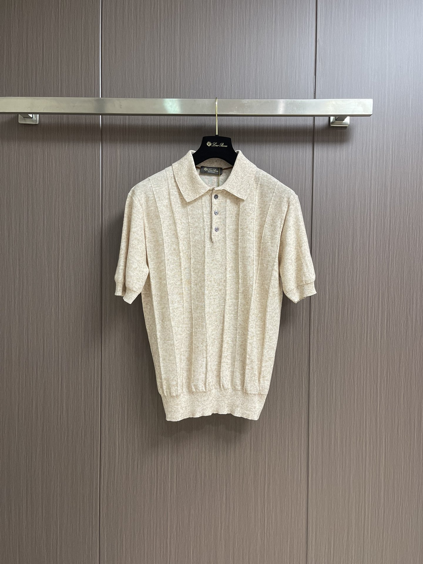 NO:428178,LP Loropiana 2025SS Summer New Knitted POLO!  Imported machine-made finely woven mulberry silk short-sleeved shirts. Are you still worried about not finding a combination of texture and comfort in summer?  This men's POLO short-sleeved shirt is definitely your summer savior. Say goodbye to the innocence of ordinary knitted sweaters. It uses mulberry silk thread cotton, which brings an unexpected skin-friendly experience, breathable and not stuffy. It is like being gently caressed by clouds, making every breath of summer extremely refreshing. This sweater is precision woven using imported Storm machines, precisely to the delicate process of each stitch, completely different from ordinary fabric cutting. The lines are smooth, the style is crisp, and perfect.  Modify your figure, whether it is daily going out or business leisure, you can easily control it, demonstrating the elegant temperament of a man. The classic POLO design is simple but not lacking in atmosphere, and is suitable for various styles of dressing. Whether it is matching casual or capable business, you can show a unique fashion taste and easily become the focus of the crowd. When wearing it, you will be a benchmark for walking texture and an elegant gentleman in summer. Don’t hesitate, hurry up and start your own quality life!  Size S-XL, loro piana, loro piana, T-shirt, alexander wang19860909LP Loropiana 2025SS夏季新款针织POLO！进口机器精织桑蚕丝短袖衫.还在为夏日找不到兼具质感与舒适的而烦恼？这款男士POLO短袖衫,绝对是你的夏日救星.告别普通针织衫的廉感,它选用含桑蚕丝麻料棉,带来超乎想象的亲肤体验,透气不闷热,贴身穿就像被云朵轻抚,让夏日的每一次呼吸都无比畅快.这件针织衫采用进口斯托尔机器精密织造,精准到每一针的细腻工艺,完全区别于普通面料裁剪.线条流畅,版型挺括,完美修饰身形,无论是日常出街还是商务休闲,都能轻松驾驭,彰显男士优雅气质.经典POLO设计,简约而不失大气,适配各种风格穿搭.无论是搭配休闲,还是干练的商务,都能展现出独特的时尚品味,轻松成为人群焦点.穿上它,你就是行走的质感标杆,夏日里的优雅绅士.别再犹豫,赶快入手,开启属于你的品质生活！尺码S-XL,,loro piana,loro piana,T-shirt,alexander wang,Men's clothing