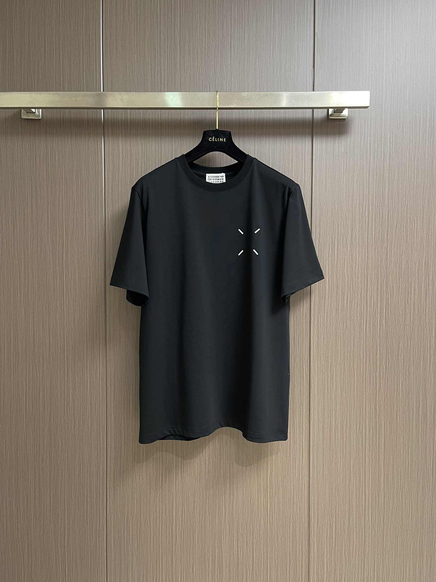 NO:428151,MM6 Majira couple short-sleeved T-shirt, simple and not simple MM6 short-sleeved one-click control of comfort and fashion, couples close their eyes and wear them together to show a new attitude~ High-weight pure cotton knitted, solid and breathable, close to the body, soft and skin-friendly, say goodbye to stuffy and sticky, and full of comfort. Classic simple style, iconic small details on the chest, low-key and recognizable, versatile and not thrust. Loose OS cut, not picky on the figure!  Wear the same couple, one piece for each person, easily create a relaxed couple outfit, suitable for daily travel and date. Size XS-L,,masion margiela,masion margiela,T-shirt,tees,t-shirt,alexander wang19860909MM6 马吉拉情侣款短袖T恤,简约不简单的MM6短袖,把舒适与时髦一键拿捏,情侣党闭眼入,一起穿出新态度～高克重纯棉针织,质感扎实又透气,贴身穿柔软亲肤,告别闷热黏腻,舒适度拉满.经典简约风格,胸前标志性小细节,低调又有辨识度,百搭不踩雷.宽松OS裁剪,不挑身材！情侣同穿,一人一件,轻松打造松弛感情侣穿搭,日常出街、约会都适配.尺码XS-L,,masion margiela,masion margiela,T-shirt,tees，t-shirt,alexander wang,Men's clothing