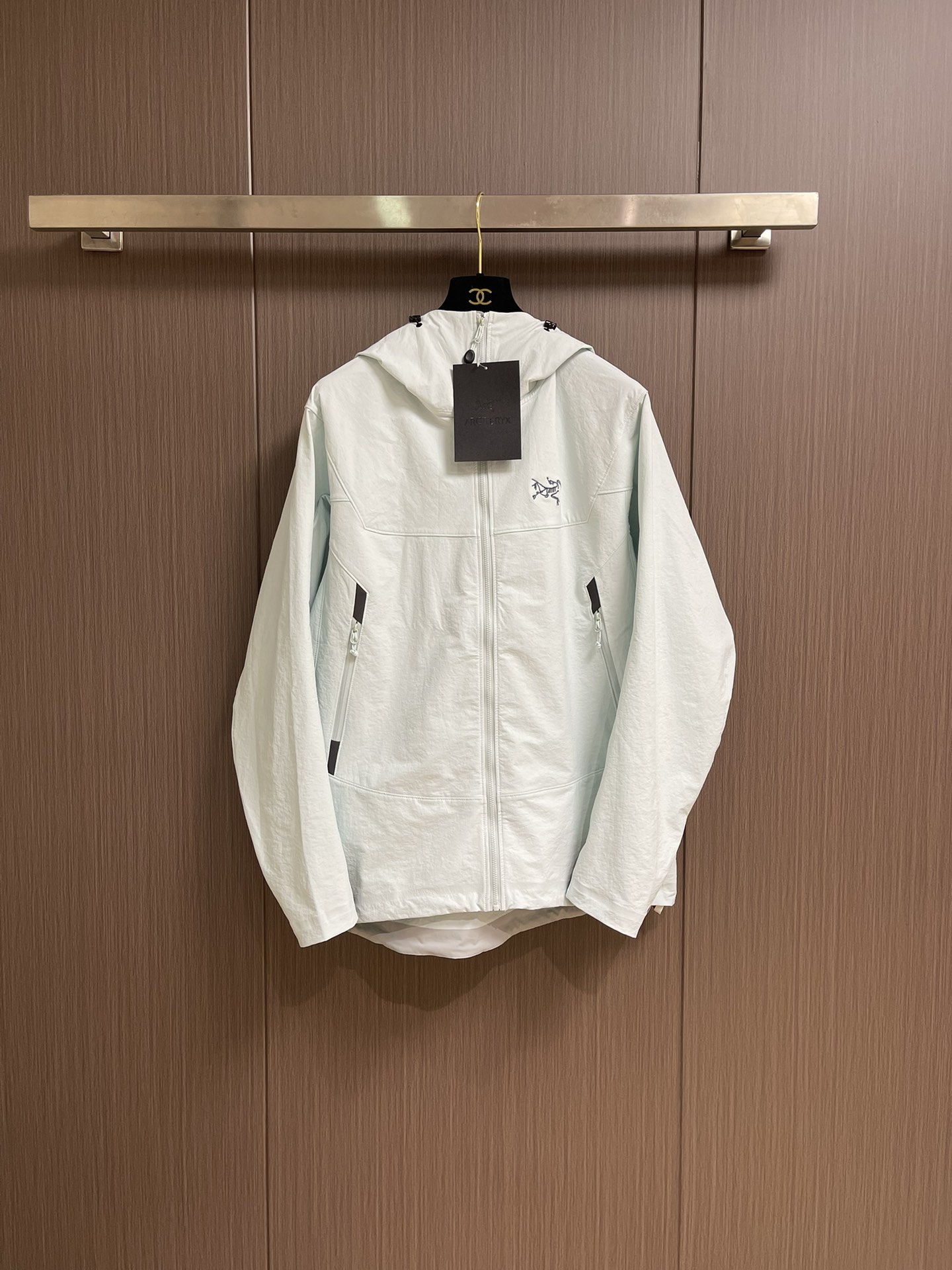 NO:428155,Arcteryx GAMMA LIGHTWEIGHT hoody solid color soft shell couple jacket windproof hooded jacket sun protection clothes sun protection clothes. Waterproof ultra-lightweight soft shell - Archaeopteryx Gamma series is an upgraded model of Gamma sl with a hard shell hat brim design. Light rain slides down through the hat brim, and outdoors plays a lightweight and rainproof role. There is a drawstring design behind the hat brim. The LT series is ultra-lightweight design, which is thinner and thinner. The relatively thin sun protection clothes are thicker. Very perfect and most suitable for spring and autumn. You can be used as sun protection clothes in summer.  The fabric design has a slight elasticity, better ductility than the hard shell, excellent comfort, it is very convenient for both urban and outdoors, and the zipper design can be directly pulled to the chin position, giving a stronger sense of outdoor and functional; the gamma series is more suitable for daily commuting, whether in urban and outdoors; the LOGO design uses hot pressing 3M reflective treatment, making outdoors safer at night. Size S-XXL, arc'teryx, jackets & coats, jackets & coats, hats, alexander wang19860909Arcteryx始祖鸟 GAMMA LIGHTWEIGHT hoody纯色软壳情侣款外套防风连帽夹克 防晒衣 防晒服.防水超轻量化软壳 -始祖鸟Gamma系列就是Gamma sl的升级款,带硬壳帽檐设计,小雨通过帽檐滑落,户外起到轻量防雨作用,帽檐后带有抽绳设计,LT系列为超轻量设计,更加轻薄 相对特别薄的那种防晒衣又厚一点.非常完美最适合春秋 夏天可以当做防晒衣 面料设计带有轻微弹性,延展性比硬壳好,舒适度极佳,无论城市/户外都很方便,拉链设计可以直接拉到下巴位置,带给更强的户外感及机能感；伽马系列更适合日常通勤,无论城市和户外；LOGO设计使用了热压3M反光处理,夜间户外更加安全.尺码S-XXL,arc'teryx,jackets & coats,jackets & coats,hats,alexander wang,Men's clothing