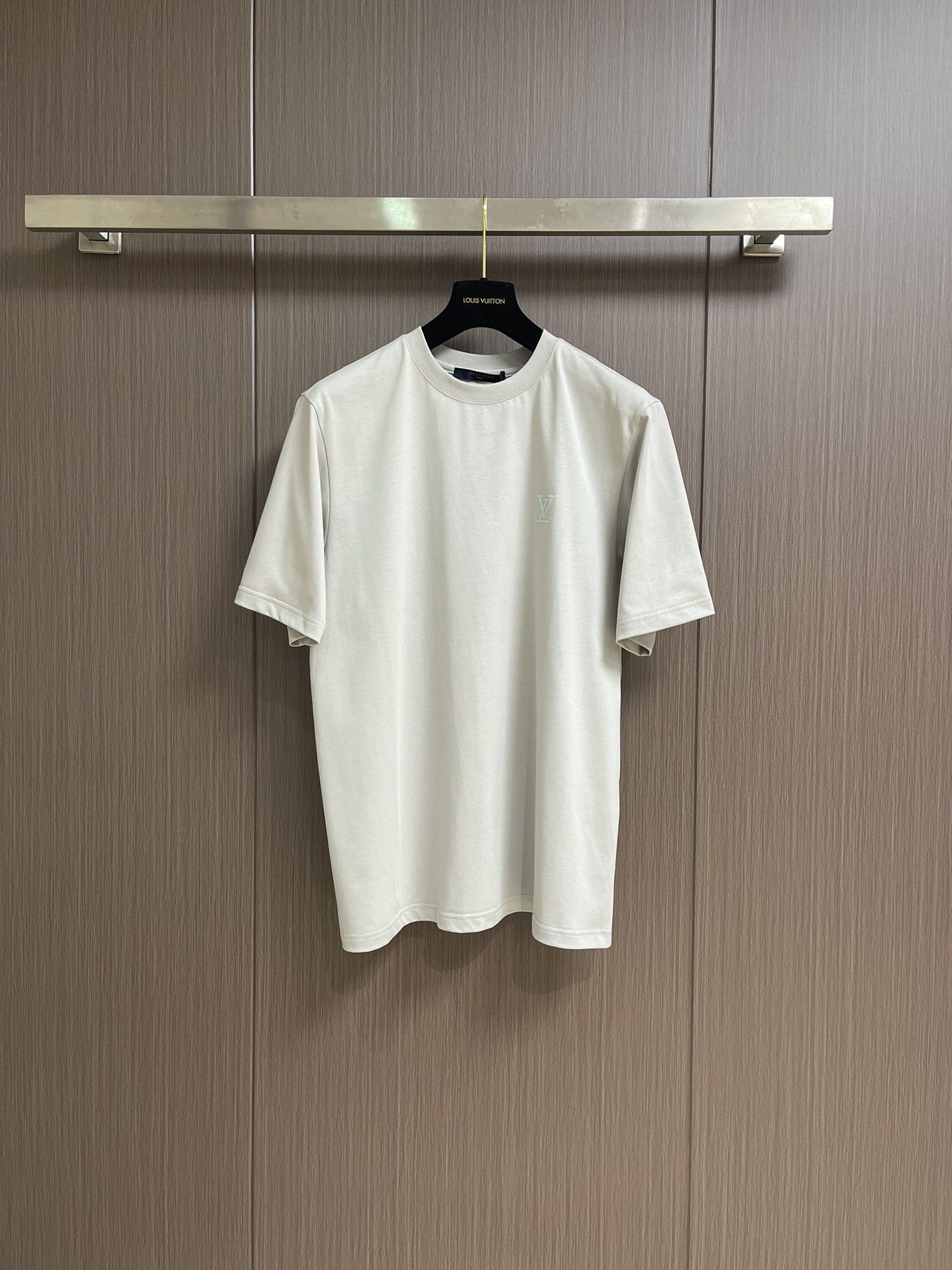 NO:428160,LV back dolphin pattern printed short-sleeved T-shirt, dolphin printed short-sleeved, light gray tone with a high-end slack feel!  Pure cotton fabric is skin-friendly and breathable, classic LV logo on the chest is low-key and stylish, pink and blue dolphin print on the back is lively and playful, combining French romance with trend, daily wear is simple and not monotonous, easy to grasp and casual and fashionable, it is the existence of 'no mistakes and memory points' in the summer wardrobe~ Size XS-L,,louis vuitton,T-shirt,tees,t-shirt,alexander wang19860909LV 后背海豚图案印花短袖T恤,海豚印花短袖,浅灰色调自带高级松弛感！纯棉面料亲肤透气,胸前经典 LV 标识低调有品,后背粉蓝海豚印花灵动俏皮,把法式浪漫与潮流感融合,日常穿简约不单调,轻松拿捏随性时髦,是夏日衣橱里“不出错又有记忆点”的存在~ 尺码XS-L,,louis vuitton,T-shirt,tees，t-shirt,alexander wang,Men's clothing