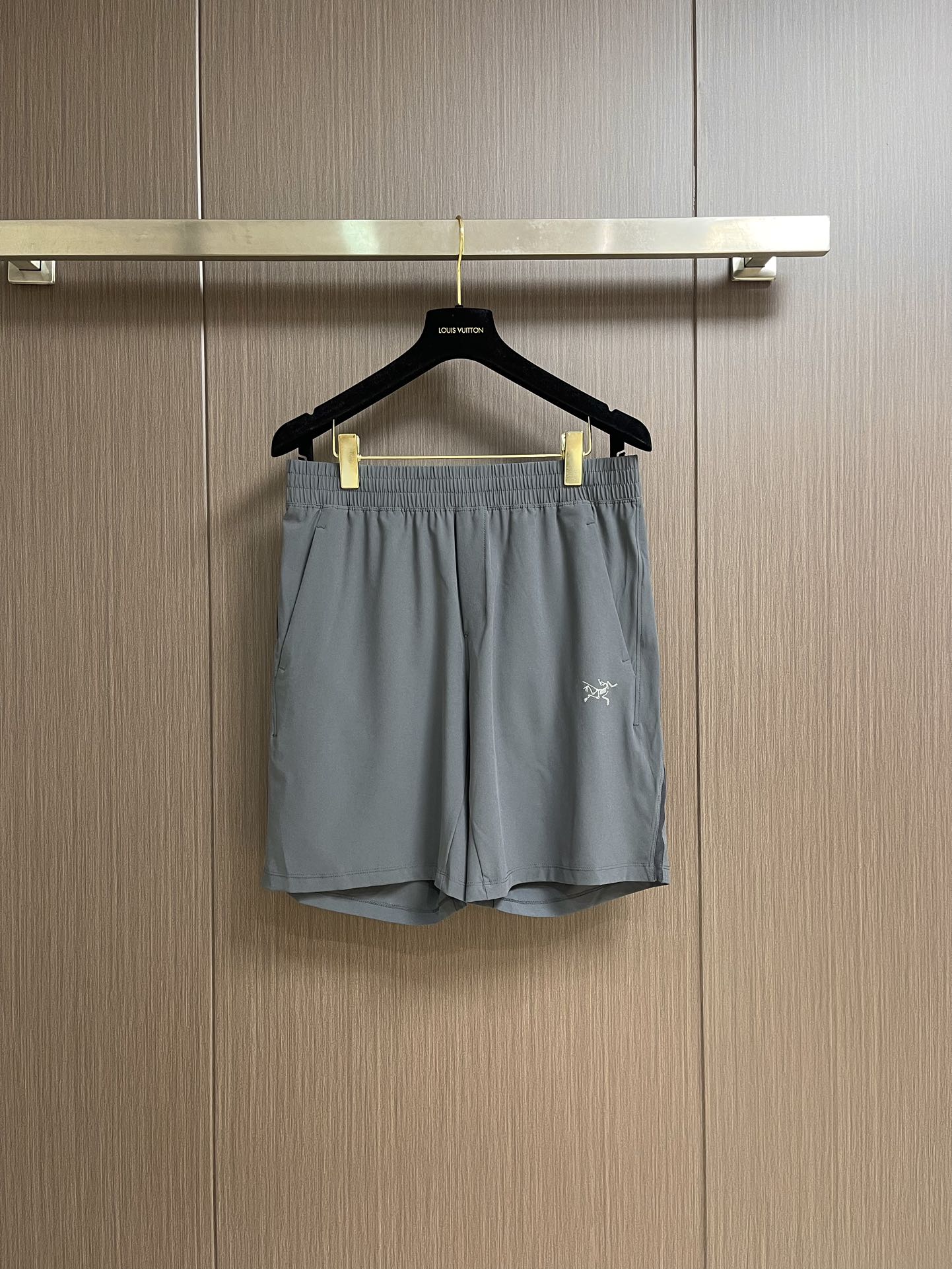 NO:437482,ARC'TERYX 2025SS Summer new casual shorts, full of design, very suitable for long-term activities in summer and outdoor activities, is elastic, can quickly ventilate and heat dissipate, and is easy to put in pockets and is easy to use. Size M-3XL M-size pants 46cm long waist 74cm hip circumference 106cm L-size pants 47cm waist circumference 78cm hip circumference 110cm XL-size pants 48cm waist circumference 82cm hip circumference 114cm XXL-size pants 49cm waist circumference 86cm hip circumference 118cm XXXL-size pants 50cm waist circumference 90cm hip circumference 122cm, arc'teryx, shorts, alexander wang19860909ARC'TERYX 始祖鸟2025SS夏季新款休闲短裤,设计感十足,非常适合夏天和户外长时间活动穿着,富有弹性,能快速通风散热,口袋位置取放容易而实用.尺码M-3XL M码裤长46cm 腰围74cm 臀围106cm L码裤长47cm 腰围78cm 臀围110cm XL码裤长48cm 腰围82cm 臀围114cm XXL码裤长49cm 腰围86cm 臀围118cm XXXL码裤长50cm 腰围90cm 臀围122cm,arc'teryx,shorts,alexander wang,Men's clothing