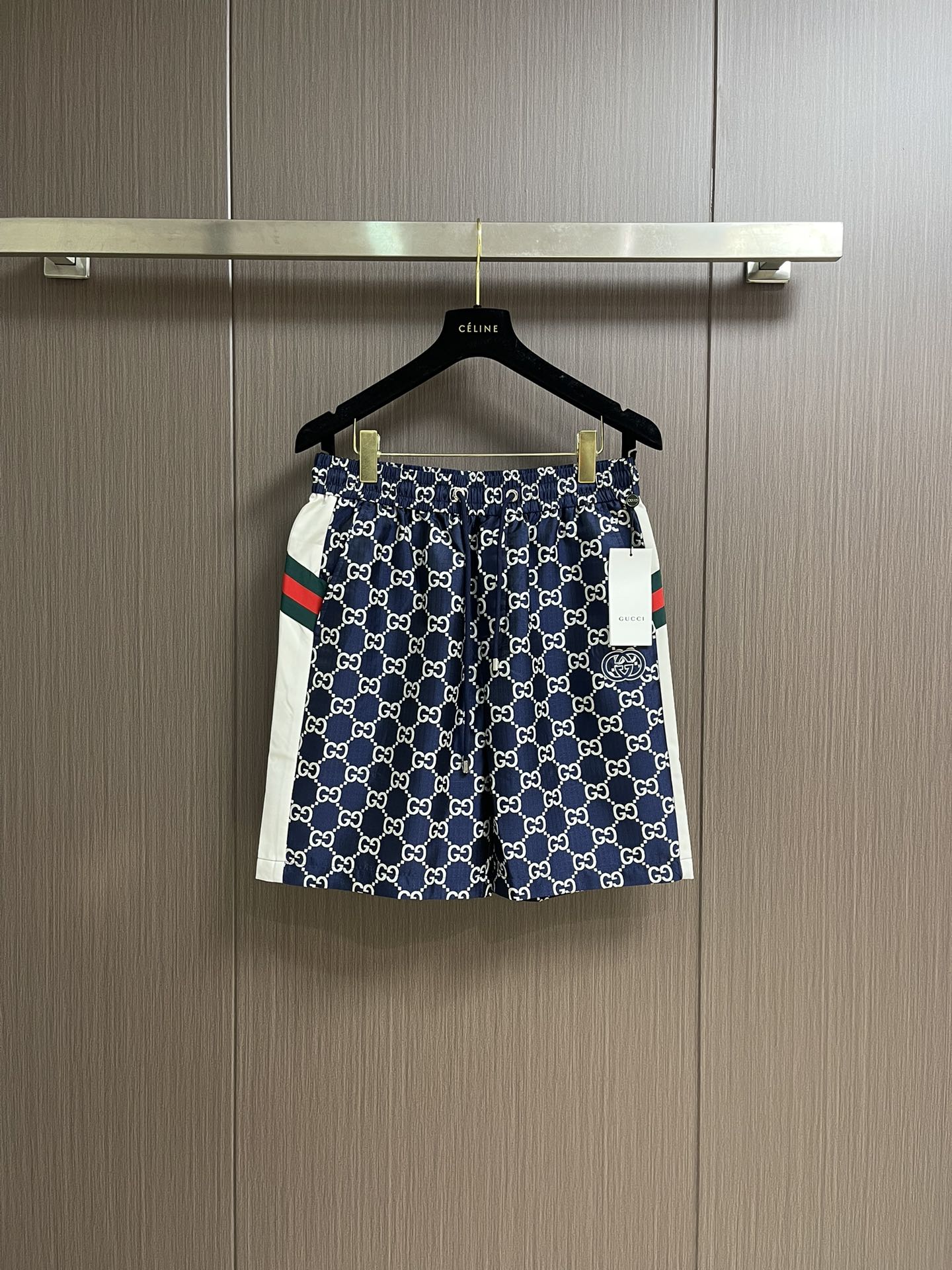 NO:437464,GUCCI Blue Double GG Jacquard Casual Shorts!  Drawstring elastic waist, classic presbyterian, fashion benchmark!  This GG presbyterian flower uses fixed-woven double G jacquard fabric, with a high-end and unique texture. It is made of polyester fiber cotton blend, carefully creating the most classic GG jacquard textured finished product. This craft is passing by the eye and the sense of value. The collision of the fineness and color of the fabric immediately shows the sense of class that breaks out!  The GG texture elements of the whole body are neat and concave, neat and symmetrical, and more three-dimensional. The double G interlocking icons on the Honda Island embroidery machine dots add a glorious glory of the limited sense, and the classic red webbing on the side. The street-explosive weapon for handsome men and beautiful women... Size XS-L, gucci, shorts, alexander wang19860909GUCCI 蓝色双GG提花休闲短裤！抽绳松紧腰,经典老花,时尚标杆！这条GG老花,采用定织双G提花面料,质感高级又独特.客供聚酯纤维棉质混纺而成,精心打造最经典的GG提花质感成品.这种工艺过眼便是价值感,面料的精细度与色泽的碰撞立显突围而出的档次感！通体的GG纹理元素凹凸造型整齐划一,工整对称更具立体感.本田岛刺绣机点的双G 互扣图标增加了限定感的光辉荣耀,侧边经典红色织带.帅男靓女的炸街利器…… 尺码XS-L,,gucci,shorts,alexander wang,Men's clothing