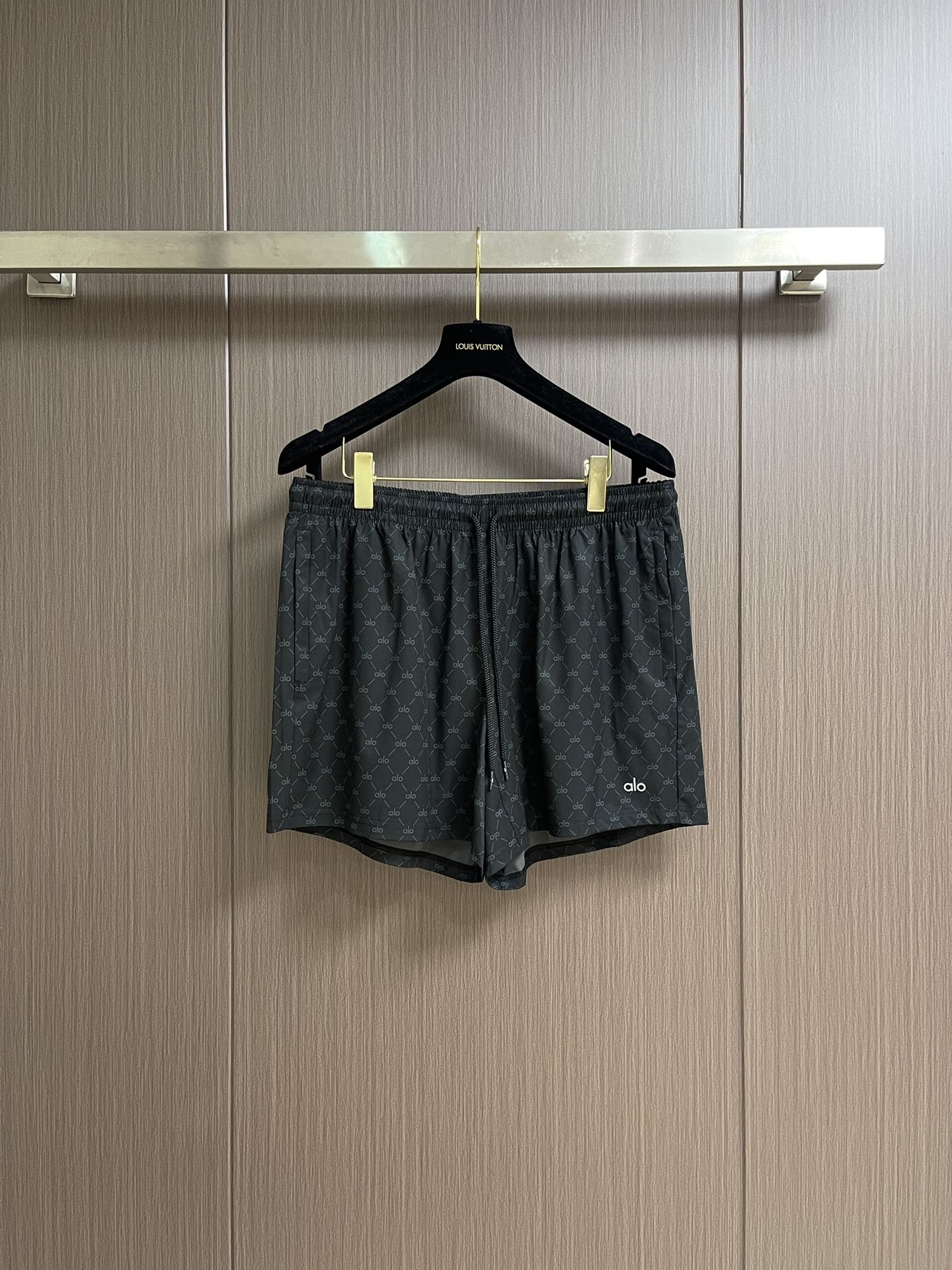 NO:428156,Alo 2025SS spring and summer new jogging sports quick-dry shorts, the most casual fashion aesthetic, original pants with casual and versatile upper body, casual and lazy style, high-end custom quick-drying fabric, customized craftsmanship, classic logo full print, full of comfort. High-end and atmospheric, can match all T-shirts. Size S-XL S-Size trousers 51.5cm waist 78cm hip circumference 106cm M-Size trousers 53cm waist 84cm hip circumference 112cm L-Size trousers 54.5cm waist circumference 90cm hip circumference 118cm XL-Size trousers 56cm waist circumference 94cm hip circumference 124cm, shorts,tees,t-shirt,alexander wang19860909Alo 2025SS春夏季新款慢跑运动速干短裤,最休闲的时尚美学,原版裤型上身休闲百搭、随性慵懒范,高级定制速干面料,订制工艺 经典logo满印,舒适感爆棚.高端大气,可通搭一切T恤.尺码S-XL S码裤长51.5cm 腰围78cm 臀围106cm M码裤长53cm 腰围84cm 臀围112cm L码裤长54.5cm 腰围90cm 臀围118cm XL码裤长56cm 腰围94cm 臀围124cm,,shorts,tees，t-shirt,alexander wang,Men's clothing