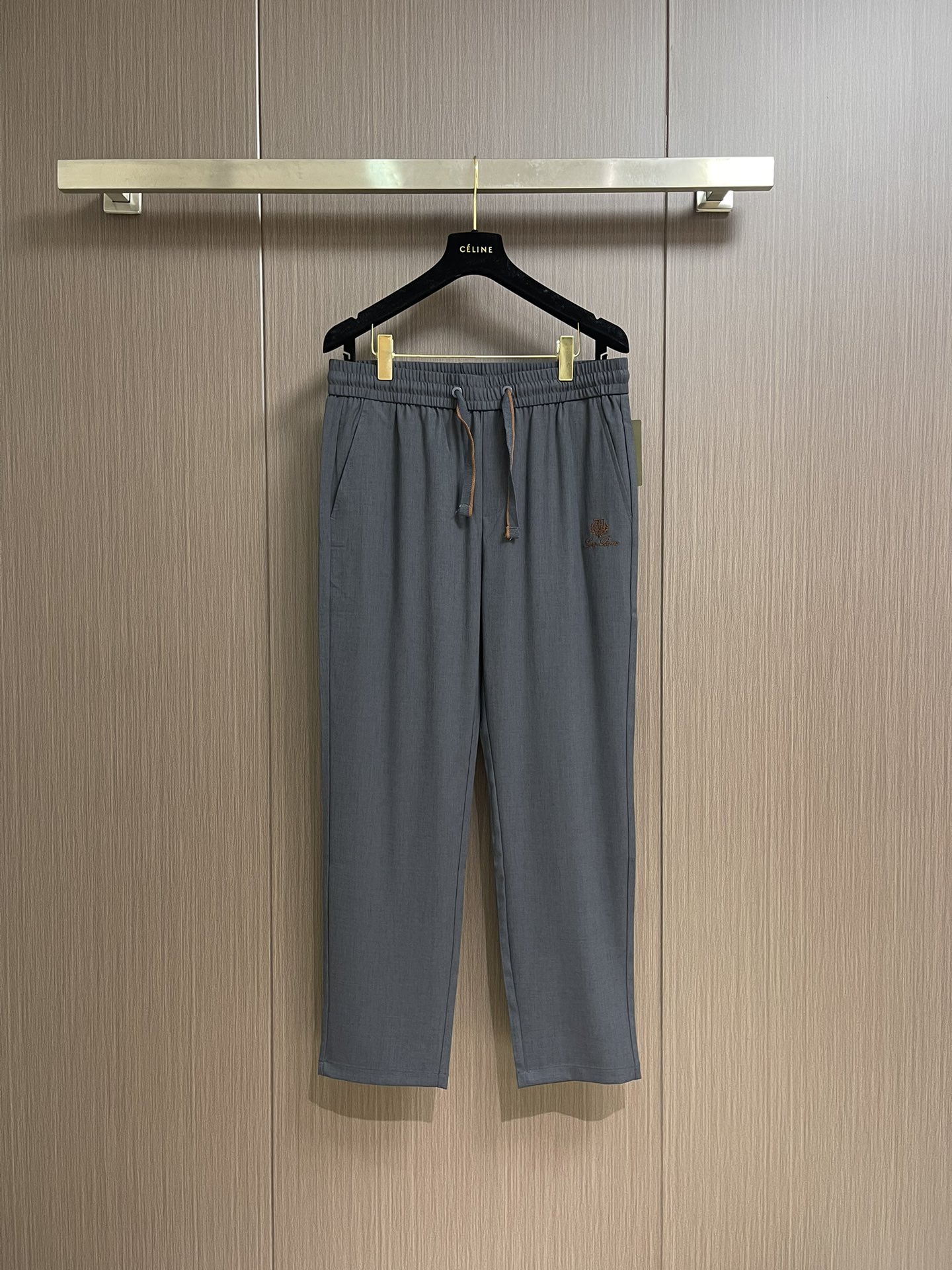 NO:437564,LP Loropiana men's high-quality lightweight linen casual pants, high-end quality lightweight casual pants, youthful and sunny style!  Worth recommending by all men!  The quality choice for elastic waist texture and quality... It is easy to wear and durable, simple and light luxury versatile style straight-mouth casual pants, a casual and fashionable versatile casual pants, perfectly controls various outfit needs, high-density soft and delicate fabric, full of verticality, soft and delicate, more skin-friendly, naked comfort, light and flowing vertical and breathable. It is very comfortable and is also an indispensable matching tool for men's wardrobe. It is a classic style of practical wear, the exquisite and beautiful front legs LP home embroidered LOGO logo, and the exquisite and exclusive LP classic metal small logo for the back pocket!  Very representative of the brand. The design style of the whole casual pants is simple and fashionable, very in line with the low-luxury style setting, three-dimensional slim cut, and the upper body style design is very good!  The front of the trouser body has double pockets on both sides, low-key and luxurious. The elastic and distinctive textured drawstring design of the waist of the trouser waist are light and comfortable to show the casual and comfortable temperament. The straight trouser shape cleverly modifies the leg shape, which is not only full of detail, but also very practical. This trouser is customized with high-quality blended material, 52% polyester, 42% viscose, 3% nylon, and 3% spandex fabric is light and comfortable. It is moderately thick in spring and summer, and the touch is soft and comfortable. The surface is bright and clear texture looks very textured, and it tastes very high-end. The first-class and exquisite straight-fitting style is cut, the line is delicate, smooth and neat, and the sports and casual versatile trousers are not bad. If you like it, buy it now. Good products are not waiting for anyone!  Size 31-32-33-34-35-36, loro piana, loro piana, alexander wang19860909LP Loropiana 男士高品质轻盈亚麻休闲裤,高端品质轻薄休闲裤,青春阳光的款式！值得各位男士安利！松紧腰质感品质之选…好穿耐看,简约轻奢百搭风格直口休闲裤,一款休闲时尚兼备的百搭休闲裤装,完美驾驭各种穿搭需求,高密度手感柔软细腻面料,垂直感十足,柔软细腻更加亲肤,裸裸的舒服感,轻盈飘逸垂直感十足透气性好.舒服性非常好,也是男士衣橱里不可缺少的搭配神器,属于实穿型的经典款式,前腿精致唯美的LP家刺绣LOGO徽标,后袋精美专属LP经典金属小标！极具品牌代表性.整条休闲裤的设计风格简洁时尚,非常符合低奢的风格设定,立体修身裁剪,上身版型设计非常赞！裤身前幅两侧双插口袋,低调奢华.裤腰弹力加特色质感抽绳设计,轻盈舒适展现出随性自在的气质,直筒的裤型,巧妙的地修饰了腿型,不但细节感满满,同时也极具实用性.此款裤装定制优质混纺材质,52％聚酯纤维,42％粘纤,3％锦纶,3％氨纶面料轻薄舒服透气,春夏穿着厚度适中,触感柔和舒适,表面亮泽清晰的纹理,看上去非常有质感,细品高级韵味十足.一流精湛的直筒版型裁剪,走线细致平顺工整,运动休闲两不误的百搭裤装,喜欢的赶紧入手吧,好货可不等人！尺码31-32-33-34-35-36,,loro piana,loro piana,alexander wang,Men's clothing