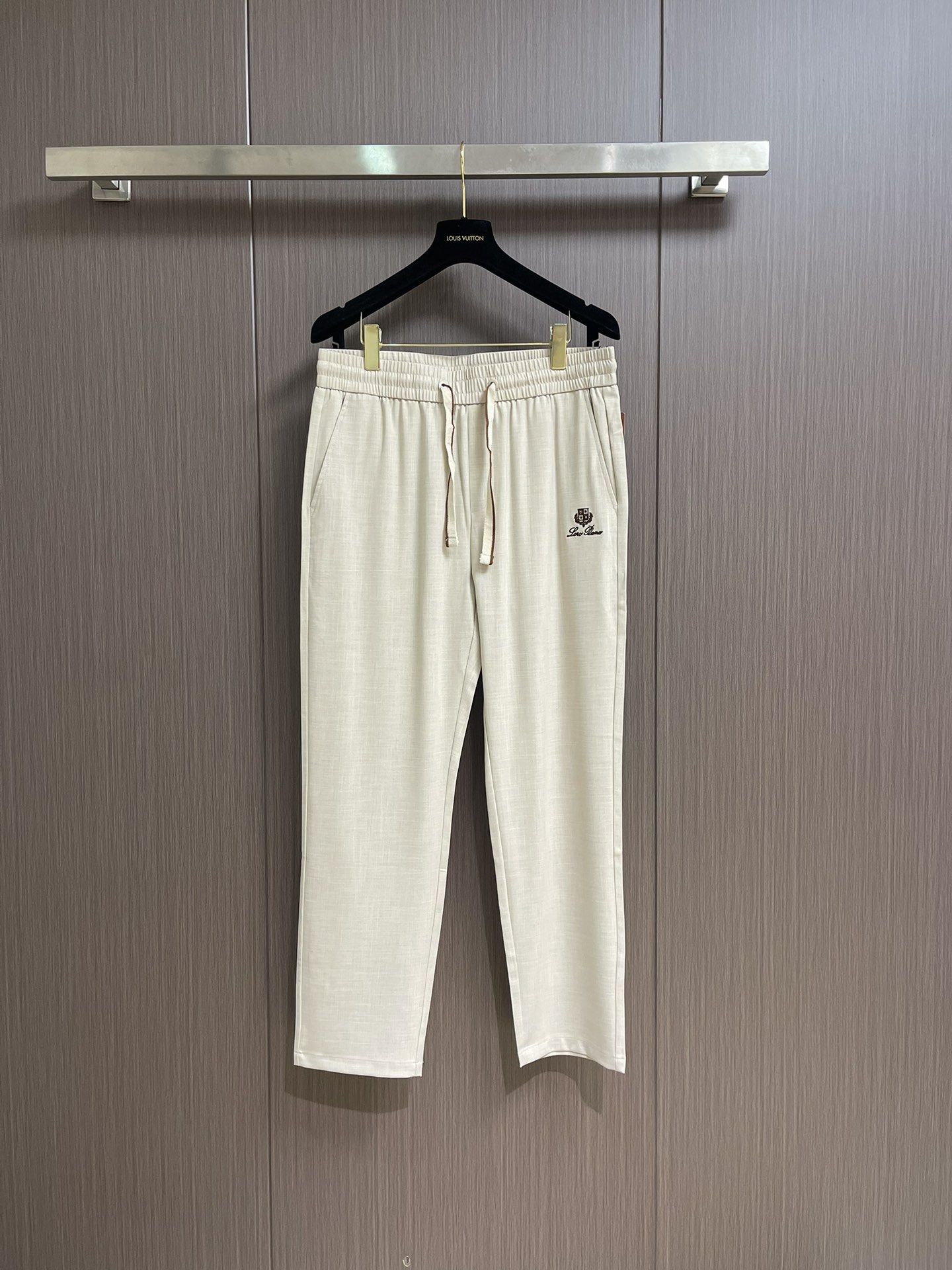 NO:437572,LP Loropiana men's high-quality lightweight linen casual pants, high-end quality lightweight casual pants, youthful and sunny style!  Worth recommending by all men!  The elastic waist texture and quality choice... easy to wear and look good, simple, light and luxurious versatile style straight-mouth casual pants!  A casual and fashionable versatile casual pants that perfectly control various outfit needs. High-density soft and delicate fabrics have a full sense of verticality, soft and delicate skin-friendly, naked comfort, light, flowing, vertical and breathable. Very comfortable, it is also an indispensable matching tool for men's wardrobe. It is a classic style with a practical wear style, a exquisite and beautiful LP home embroidered logo logo with exquisite back pocket, and a exquisite exclusive LP classic metal small logo!  Very representative of the brand. The design style of the whole casual pants is simple and fashionable, very in line with the low-luxury style setting, three-dimensional slim cut, and the upper body style design is very good!  The front of the trouser body has double pockets on both sides, low-key and luxurious. The elastic and distinctive textured drawstring design of the waist of the trouser waist are light and comfortable to show the casual and comfortable temperament. The straight trouser shape cleverly modifies the leg shape, which is not only full of detail, but also very practical. This trouser is customized with high-quality blended material, 52% polyester, 42% viscose, 3% nylon, and 3% spandex fabric is light and comfortable. It is moderately thick in spring and summer, and the touch is soft and comfortable. The surface is bright and clear texture looks very textured, and it tastes very high-end. The first-class and exquisite straight-fitting style is cut, the line is delicate, smooth and neat, and the sports and casual versatile trousers are not bad. If you like it, buy it now. Good products are not waiting for anyone!  Size 31-32-33-34-35-36, loro piana, loro piana, alexander wang19860909LP Loropiana 男士高品质轻盈亚麻休闲裤,高端品质轻薄休闲裤,青春阳光的款式！值得各位男士安利！松紧腰质感品质之选…好穿耐看,简约轻奢百搭风格直口休闲裤！ 一款休闲时尚兼备的百搭休闲裤装,完美驾驭各种穿搭需求,高密度手感柔软细腻面料,垂直感十足,柔软细腻更加亲肤,裸裸的舒服感,轻盈飘逸垂直感十足透气性好.舒服性非常好,也是男士衣橱里不可缺少的搭配神器,属于实穿型的经典款式,前腿精致唯美的LP家刺绣LOGO徽标,后袋精美专属LP经典金属小标！极具品牌代表性.整条休闲裤的设计风格简洁时尚,非常符合低奢的风格设定,立体修身裁剪,上身版型设计非常赞！裤身前幅两侧双插口袋,低调奢华.裤腰弹力加特色质感抽绳设计,轻盈舒适展现出随性自在的气质,直筒的裤型,巧妙的地修饰了腿型,不但细节感满满,同时也极具实用性.此款裤装定制优质混纺材质,52％聚酯纤维,42％粘纤,3％锦纶,3％氨纶面料轻薄舒服透气,春夏穿着厚度适中,触感柔和舒适,表面亮泽清晰的纹理,看上去非常有质感,细品高级韵味十足.一流精湛的直筒版型裁剪,走线细致平顺工整,运动休闲两不误的百搭裤装,喜欢的赶紧入手吧,好货可不等人！尺码31-32-33-34-35-36,,loro piana,loro piana,alexander wang,Men's clothing