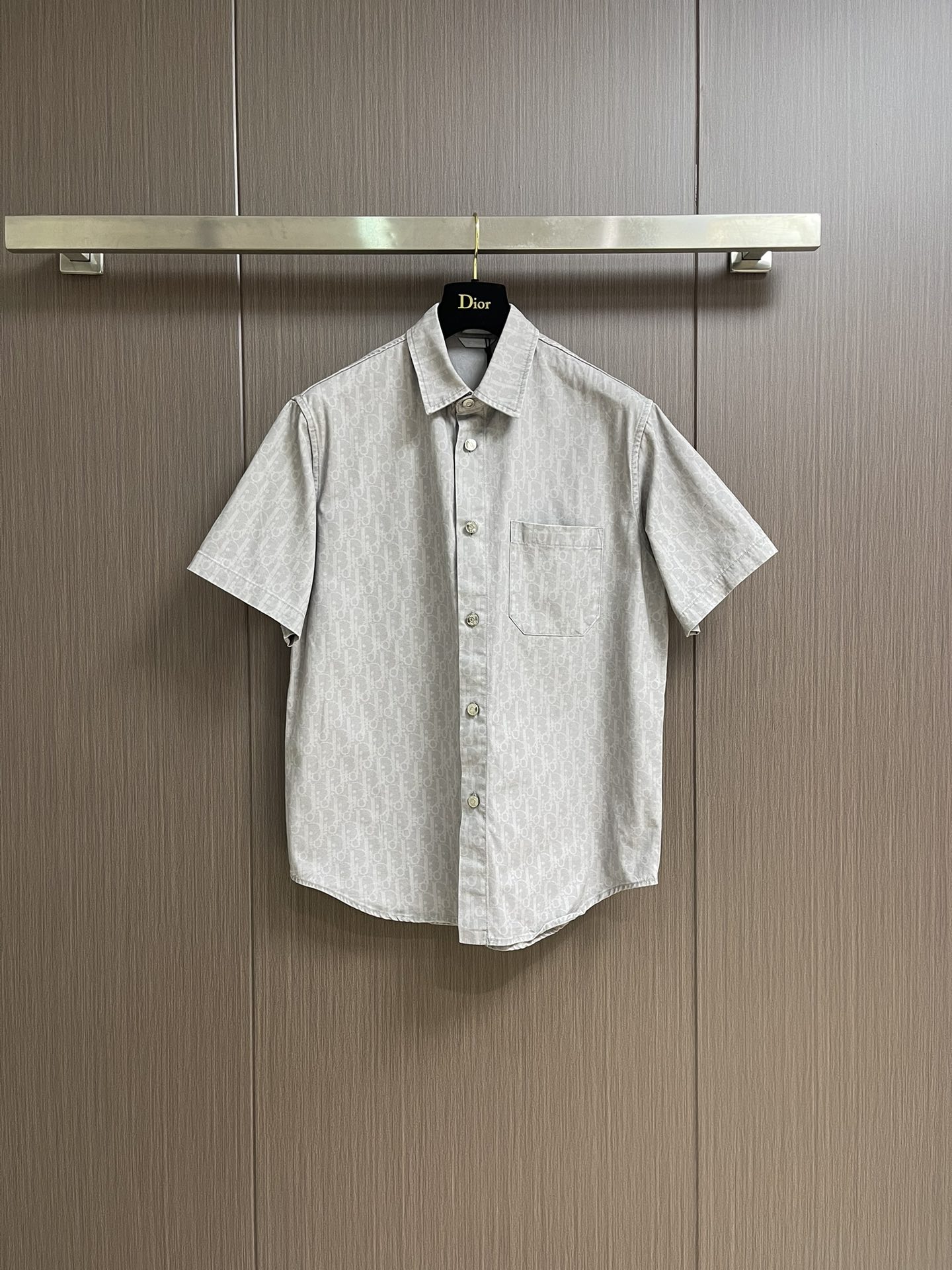 NO:428166,Top Shorts Dior 2025ss new short-sleeved shirt and shorts suit, decorated with Oblique prints throughout, a new interpretation of Dior's classic pattern. It is carefully crafted from gray cotton denim, with patch pockets on the chest and the buttons are decorated with Dior logo. A unique and simple design can be matched or more classic. Size S-XL, dior, shorts, shirts, T-shirt, alexander wang19860909上衣 短裤 Dior 2025ss新款短袖衬衫短裤套装,通体饰以Oblique 印花,全新演绎Dior的经典图案.采用灰色棉质牛仔布精心制作,胸前带有贴袋,纽扣饰以Dior标志.别出心裁的简约设计,可搭或更为经典的造型.尺码S-XL,,dior,shorts,shirts,T-shirt,alexander wang,Men's clothing