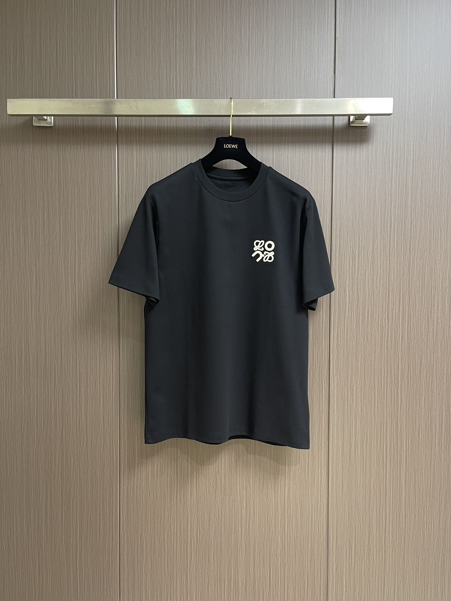 NO:451537,LOEWE x ON co-branded short-sleeved T-shirt, using 24S special textile tight cotton, 185g; matched with 32S1X1 tie-frame thread, 220g. Three-dimensional embroidery technology, the logo clearly restores the spacing curve. Select woven embroidery thread with glossy sense, and the machine combines complex embroidery needlework and fine detail processing to create the embroidery effect of three-dimensional relief. Classic trademark letter design, fine embroidery needlework, clear font, and strong line and three-dimensional sense. The overall thread is straight and delicate, the fabric is comfortable and soft, and the color is consistent and there is no color difference. It can be matched with the same style to create a fashionable look, control various occasions, customize auxiliary materials, complete three standards, and the same style for men and women!  Size M-5XL, loewe, T-shirt,tees, t-shirt,alexander wang19860909LOEWE x ON 联名款刺绣短袖T恤,采用24S特纺织紧密棉,185g；搭配32S1X1拉架螺纹,220g.采用立体刺绣工艺,徽标清晰还原间距曲线.精选具有光泽感的丝光绣线进行,机结合复杂刺绣针艺,精细的细节处理,造就了立体浮雕的刺绣效果.经典商标字母设计,刺绣精细针法绵密,字体清晰且线条感和立体感强.整体走线平直细腻,面料舒适柔软,颜色一致无色差 能与同款搭配营造时尚造型,驾驭各种场合,定制辅料,三标齐全,男女同款！尺码M-5XL,,loewe,T-shirt,tees，t-shirt,alexander wang,Men's clothing