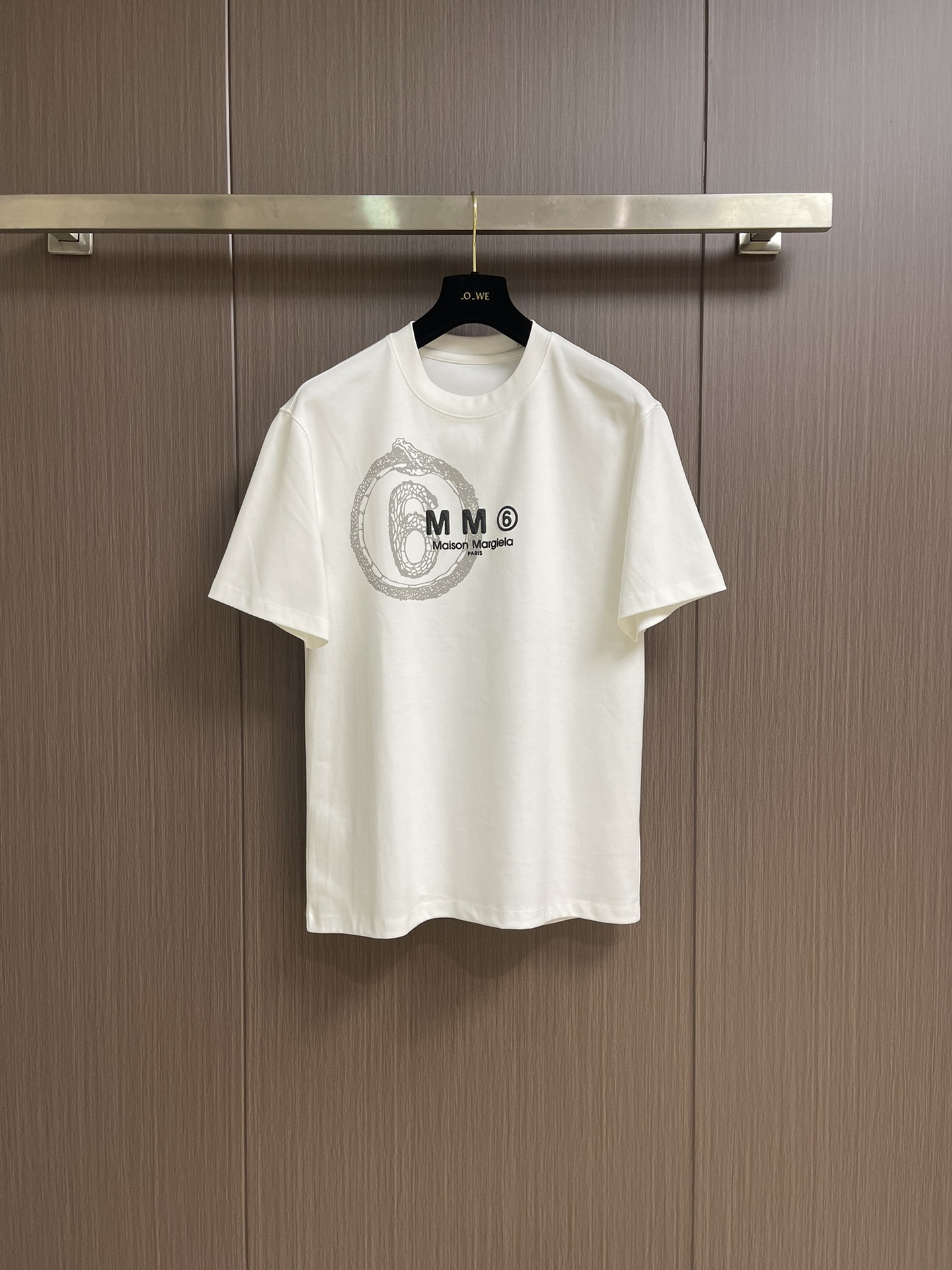 NO:451500,maison magiel MM6 2025SS spring and summer new short-sleeved T-shirt, customized exclusive wash-water pure cotton fabric, chest printed logo design!  Simple and generous, calm and versatile, extremely high-end, perfectly integrated with fashion and style, a top fashionable style that perfectly suits the outside wear!  The overall feeling is natural!  The ultimate classic and versatile style, customized original cotton fabric!  The ultimate perfection of heavy industry. Size M-5XL,,masion margiela,masion margiela,T-shirt,tees,t-shirt,alexander wang19860909maison margiel MM6 马吉拉 2025SS春夏新款短袖T恤,定制专属洗水纯棉面料,胸前印花logo设计！简约大方,从容百搭,档次极高,完美融入时尚还有风情感一款完美符合外穿的顶尖时髦气质款！整体给人浑然天成的感觉！极致经典的百搭型,定制原版纯棉面料！极致的重工极致的完美 .尺码M-5XL,,masion margiela,masion margiela,T-shirt,tees，t-shirt,alexander wang,Men's clothing