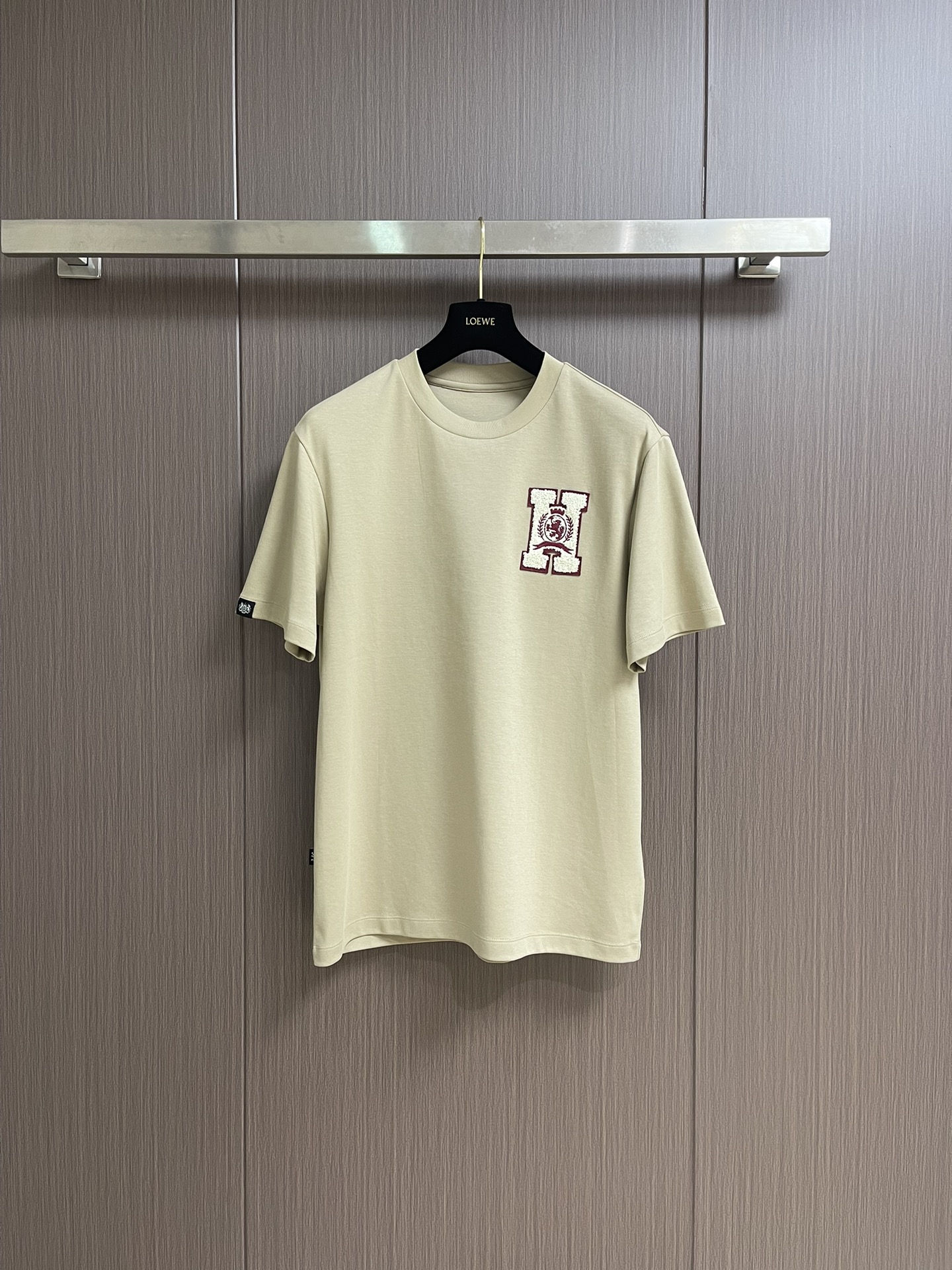 NO:453101,Hermes 2025ss Spring and Summer New H-line three-dimensional towel embroidered short-sleeved T-shirt, French slightly loose cut style, high-fine luxury quality, and super light luxury.  The new elements embellish the latest fashion temperament and charming charm.  Customer-supplied knitted cotton fabrics are made by three-dimensional diamond-mounted pressing process to fully express the feeling of wear.  The texture is comfortable, and the detail and soft touch are invincible.  The three-dimensional H mark has no need to explain it.  The masterpiece of the embroidery craftsmanship of instrument needle point lines towels, full and three-dimensional!  Concave and convex shapes show beauty and a new experience. Size M-5XL, hermes, T-shirt,tees, t-shirt,alexander wang19860909hermes 2025ss春夏新款 H线条立体毛巾绣标短袖T恤,法式微宽松裁剪版型,高精细的奢华品质,轻奢感超强．全新元素点缀拥有最新的时尚气质及将魅力韵味．客供针织棉面料,经由立体菱格压架工艺而成能将穿着感表现的淋漓尽致．手感质感舒适,细节感和柔触感更是无敌．立体H标识刺微无需意去解释．器械针点线条毛巾刺绣工艺的杰作,饱满立体！凹凸造型彰显美感,凛然一新的体验.尺码M-5XL,,hermes,T-shirt,tees，t-shirt,alexander wang,Men's clothing