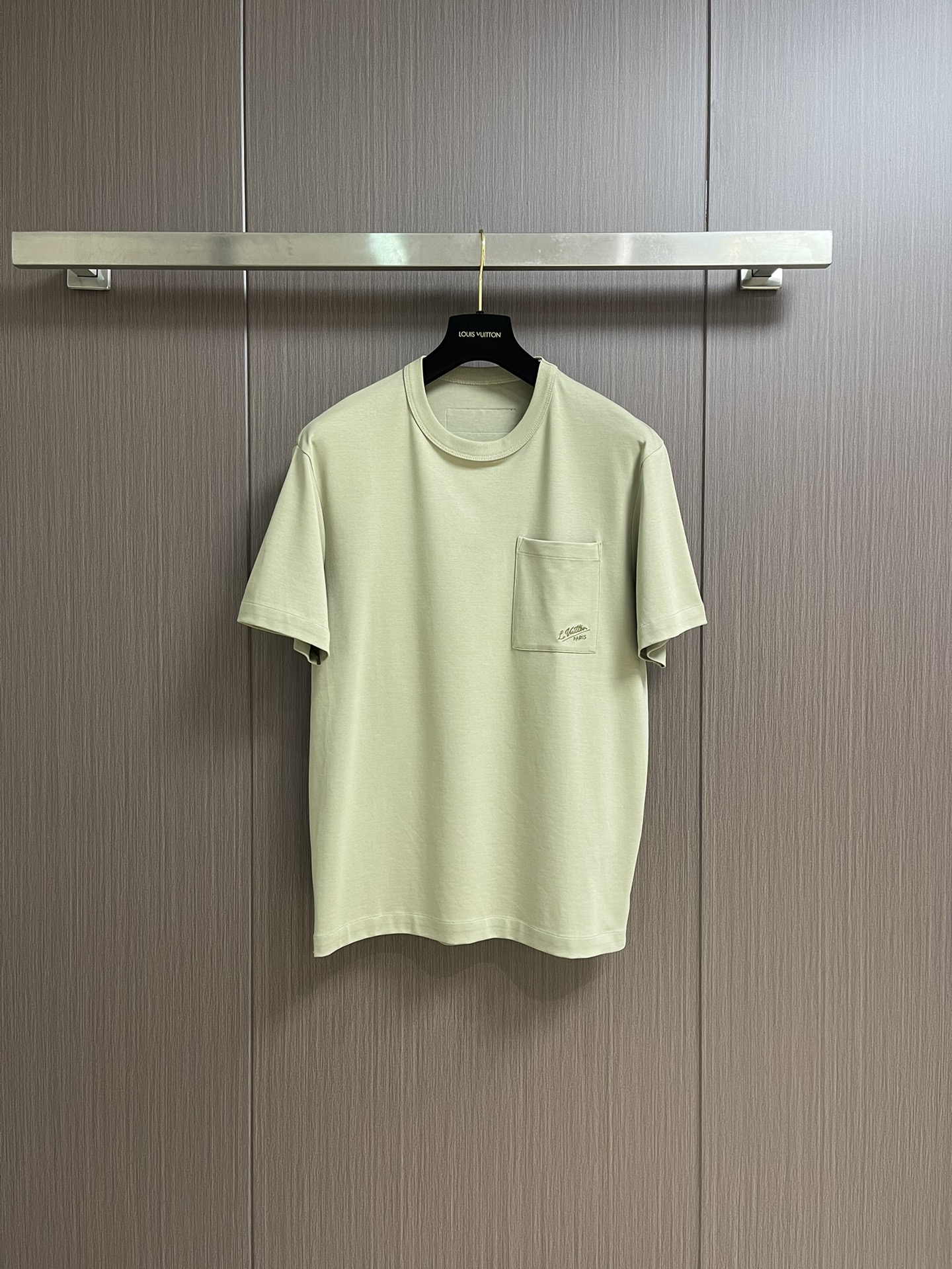 NO:451512,LV 2025ss Spring and Summer New Boob Pocket Embroidered Round Neck T-shirt, Water-Soft Cotton Double-sided, 200g Weight, 95% Cotton 5% Spandex, High-Post Double-sided Cloth, Cotton Soft Sense and Comfortable Experience, Cotton Ammonia Weaving Natural Resilience. Special Stylish, The Collar is made of complex collar pulling technology, the hem slit breaks the routine, and the chest pocket is plus exquisite small embroidery. Size M-5XL,,louis vuitton,tees, t-shirt, alexander wang19860909LV 2025ss春夏新款胸前口袋刺绣圆领T恤,水柔棉双面,200克重,95％棉5％氨纶,高支数双面布,棉柔手感舒适体验,棉氨织造自然回弹.特殊版型,领子做了复杂的拉领工艺,下摆开叉更打破常规,胸口的口袋加上精致的小绣花.尺码M-5XL,,louis vuitton,tees，t-shirt,alexander wang,Men's clothing