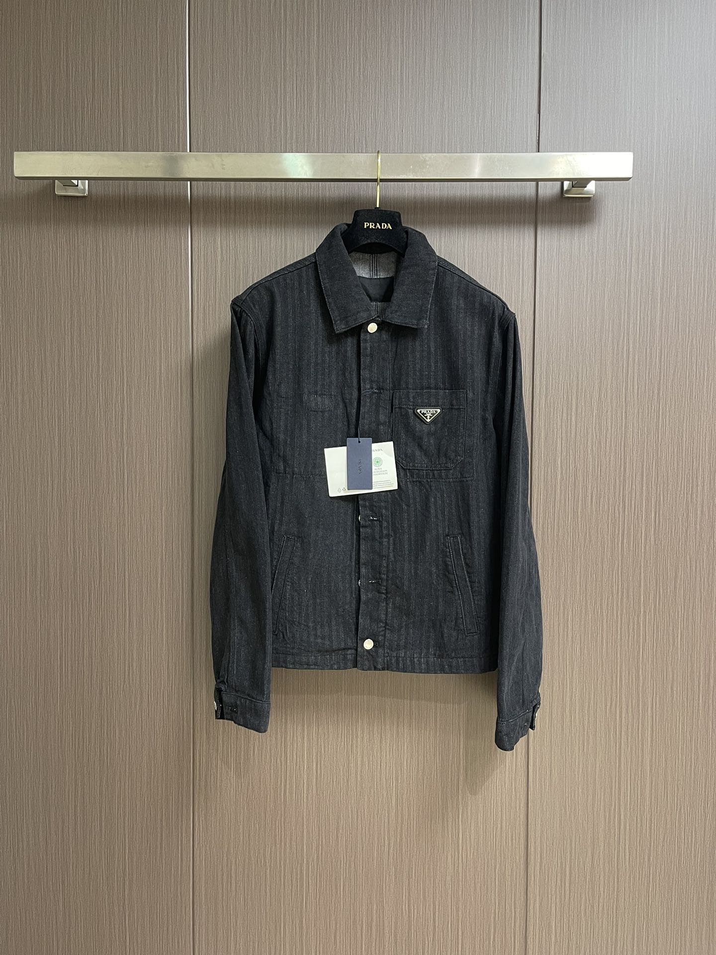 NO:451505,Prada Triangle Denim Jacket, Custom Obsidian Fine Washed Tannin Velvet Denim Material. The iconic triangle logo on the chest, unique herringbone texture. It gives the jacket a retro charm and three-dimensional layering, adding a bit of calm and restrained temperament. The template opens the bag. The preset template guides the position of the bag. The shape and size, and the accuracy ensures the quality of the bag opening effect. The wash water is retro and old, and through a special solution, it removes stains and fades slightly, and fades through strong washing. It makes its color more even. Size S-XL, prada, jackets & coats, alexander wang19860909Prada 三角标牛仔夹克,定制曜石精洗单宁丝绒感牛仔料.胸口标志性三角徽标,独特的人字纹纹理.赋予夹克复古韵味与立体层次感,增添几分沉稳内敛的气质,模版机开袋.预设的模板来指导开袋的位置 形状和大小,精确性确保了开袋效果质量.洗水复古做旧,通过特制溶液,去除污渍且轻微的褪色,通过强烈的洗涤方式来褪色.使其颜色更为均匀.尺码S-XL,,prada,jackets & coats,alexander wang,Men's clothing