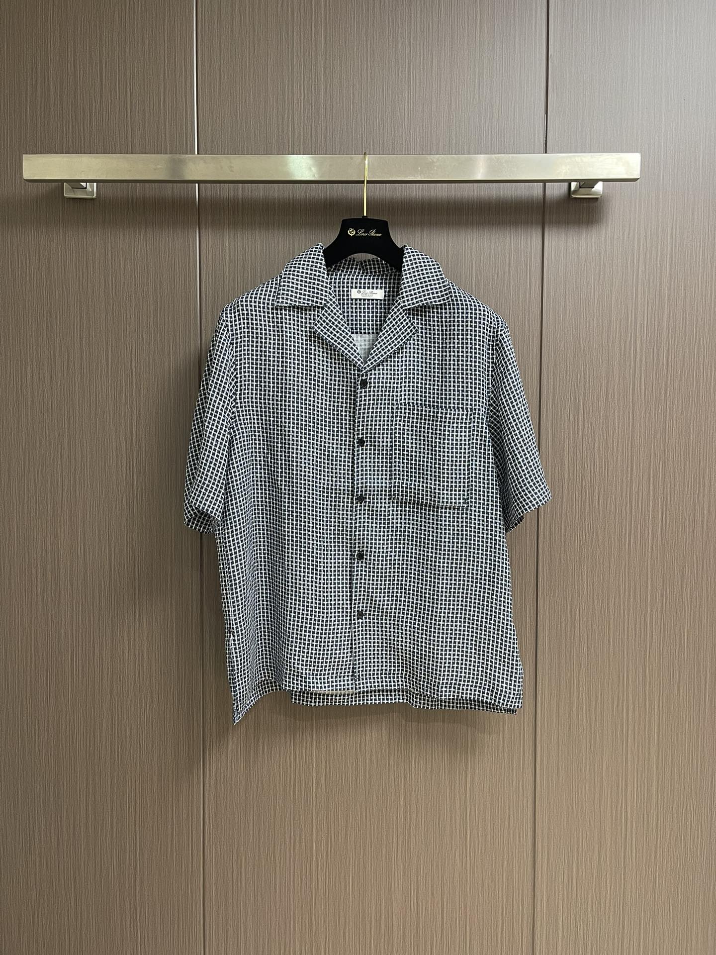 NO:451510,LP Loropiana plaid short-sleeved shirt is made of customized plaid fabric, which is comfortable and soft, skin-friendly and breathable. It is woven with a density of 28 stitches through a rapier loom to ensure clear and unbleached diagonal lines of the plaid. The plaid technology is used to strictly follow the principle of 'three-line alignment' (shoulder line, placket, armhole) when cutting pieces, so as to achieve seamless connection between the plaids, the front chest, the back, and the sleeves, and can be matched with multiple types of clothing to create a fashionable look. Customized auxiliary materials, complete three standards, the same style as men and women!  Size S-XL, loro piana,loro piana,shirts,t-shirt,alexander wang19860909LP Loropiana 格纹短袖衬衫,采用定制格纹面料,面料舒适柔软,亲肤透气,通过剑杆织机以28针厘米的密度织造,确保格纹对角线清晰无晕染,对格工艺,裁片时严格遵循「三线对齐」原则（肩线、门襟、袖窿）,实现前胸、后背、袖片的格纹无缝衔接,能与多类型服饰搭配营造时尚造型,定制辅料,三标齐全,男女同款！尺码S-XL,,loro piana,loro piana,shirts,T-shirt,alexander wang,Men's clothing