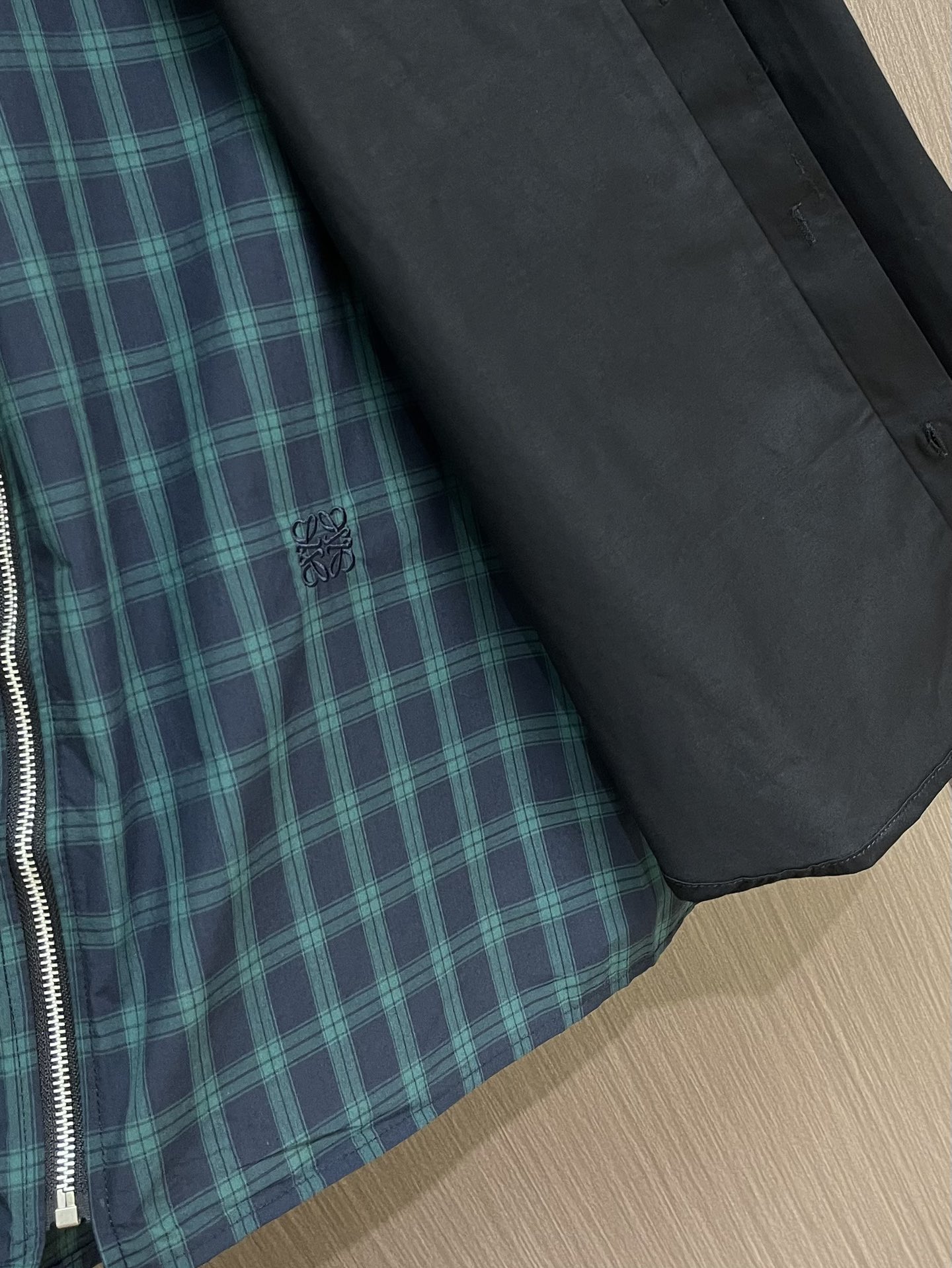 LOEWE Custom Embroidered Silk Zipper Coats with Infrared Precision Positioning Technology - 图片 8